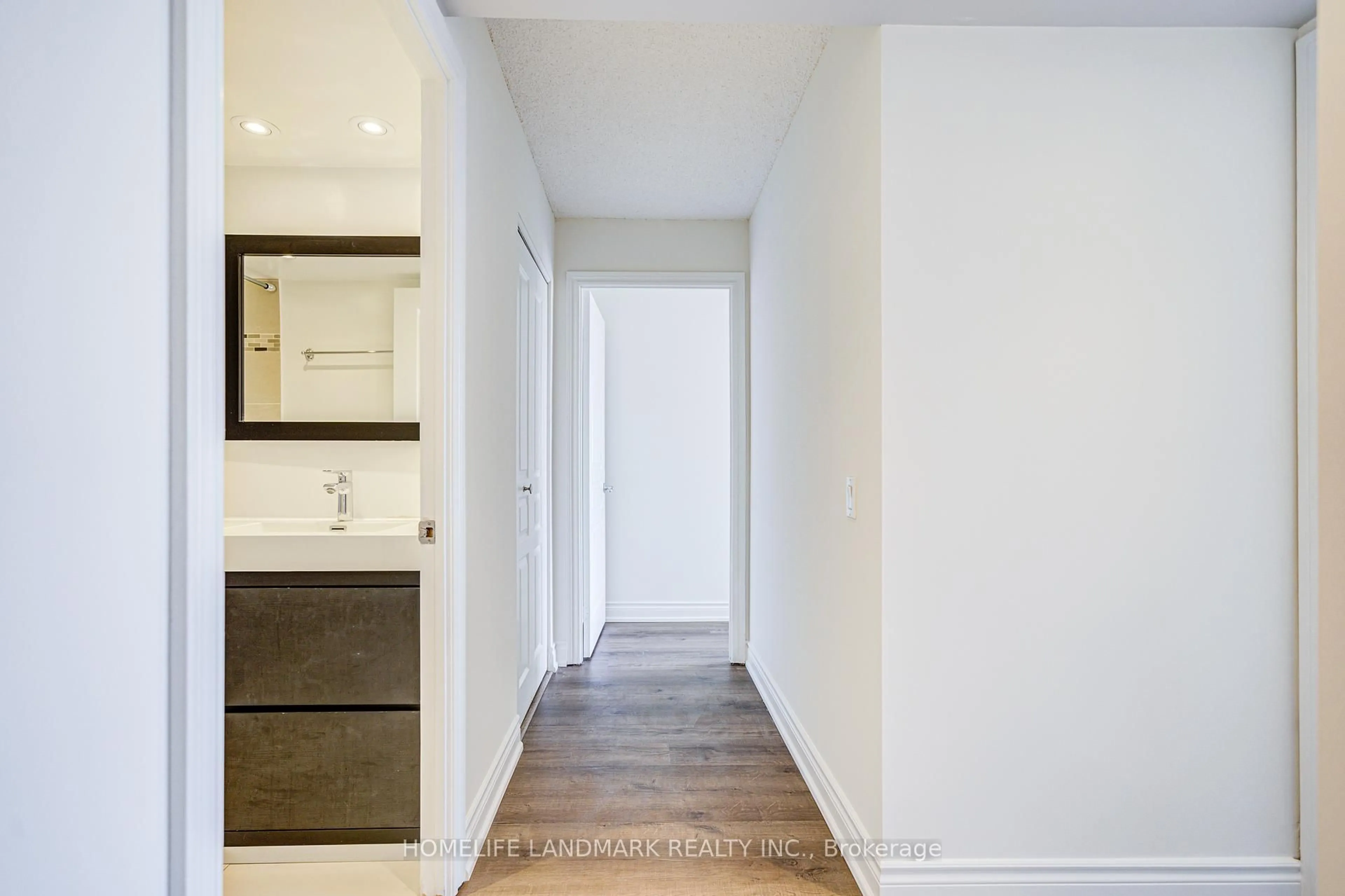 Indoor entryway for 9017 Leslie St #311, Richmond Hill Ontario L4B 4R8