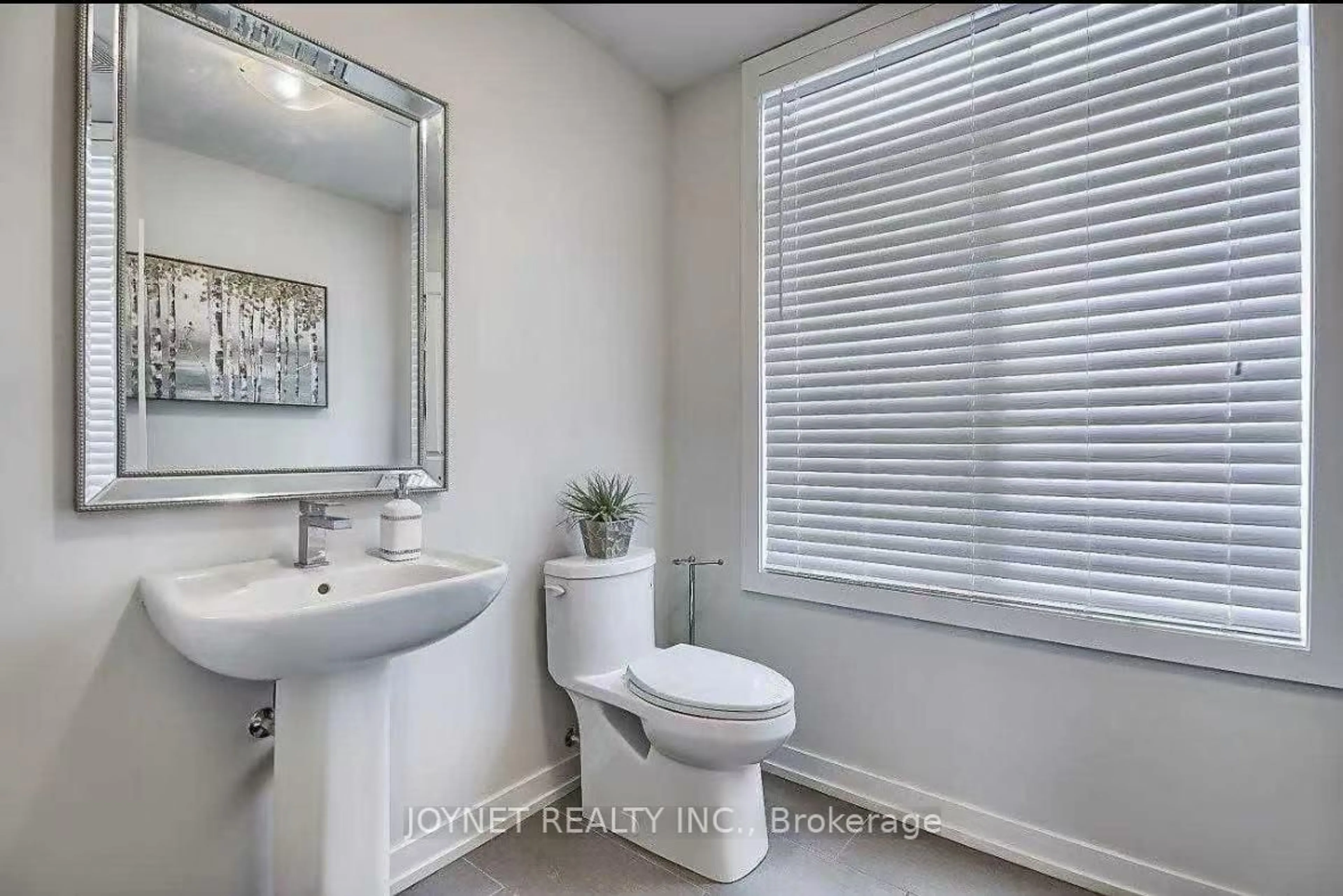 Standard bathroom, ceramic/tile floor for 7 Glenngarry Cres, Vaughan Ontario L6A 4Z4