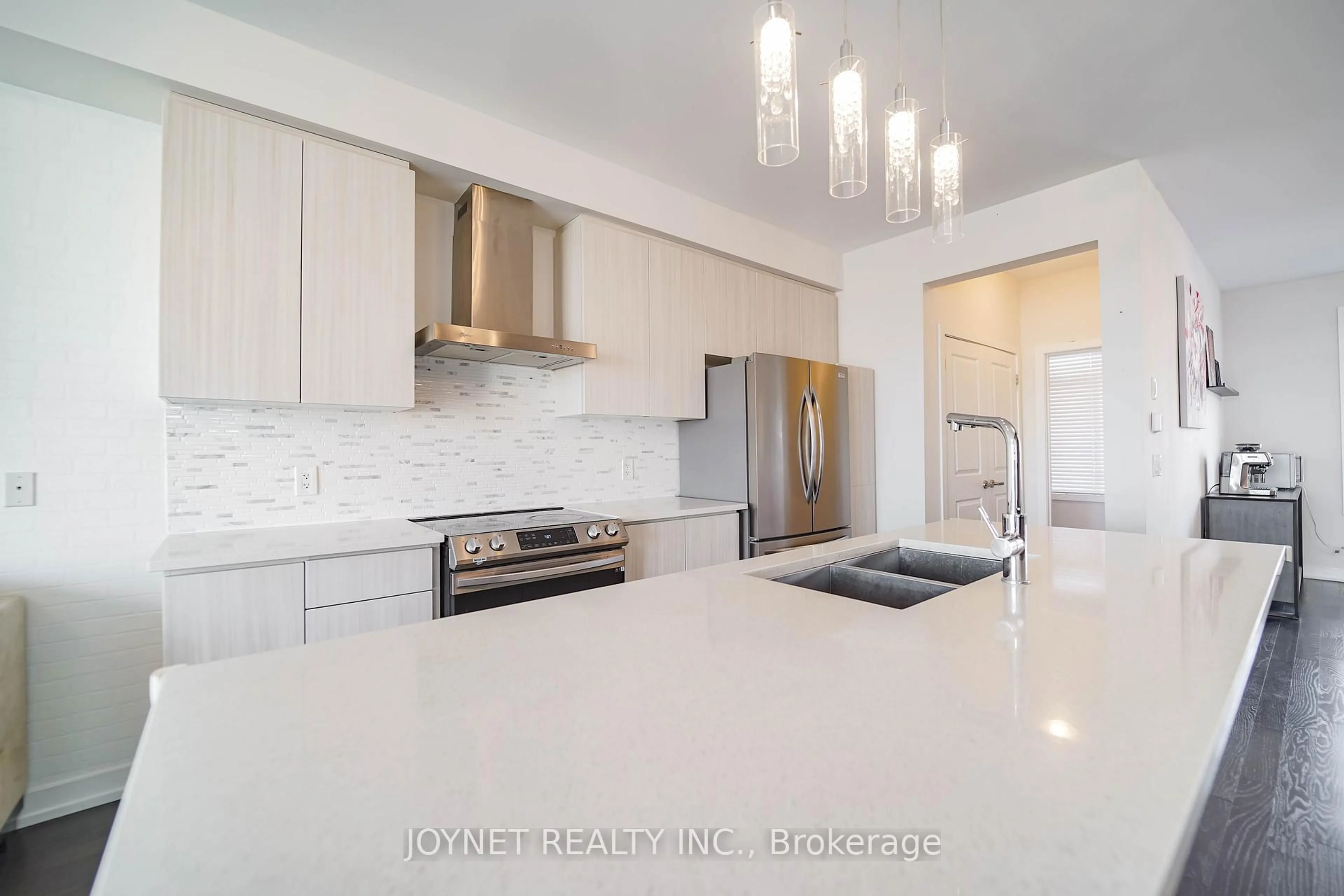 Open concept kitchen, ceramic/tile floor for 7 Glenngarry Cres, Vaughan Ontario L6A 4Z4