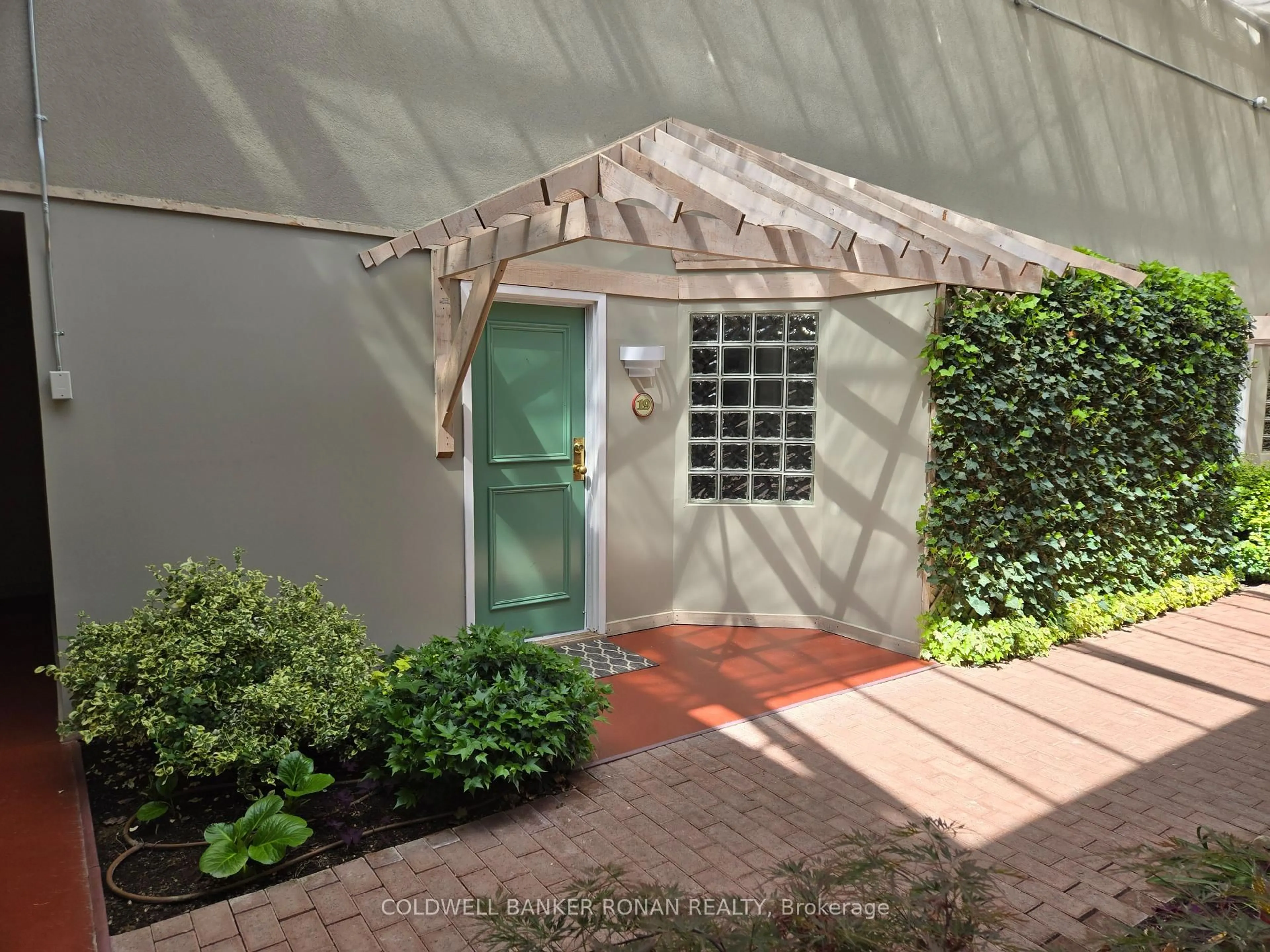 Indoor entryway for 77 Mill St #19, New Tecumseth Ontario L0G 1W0