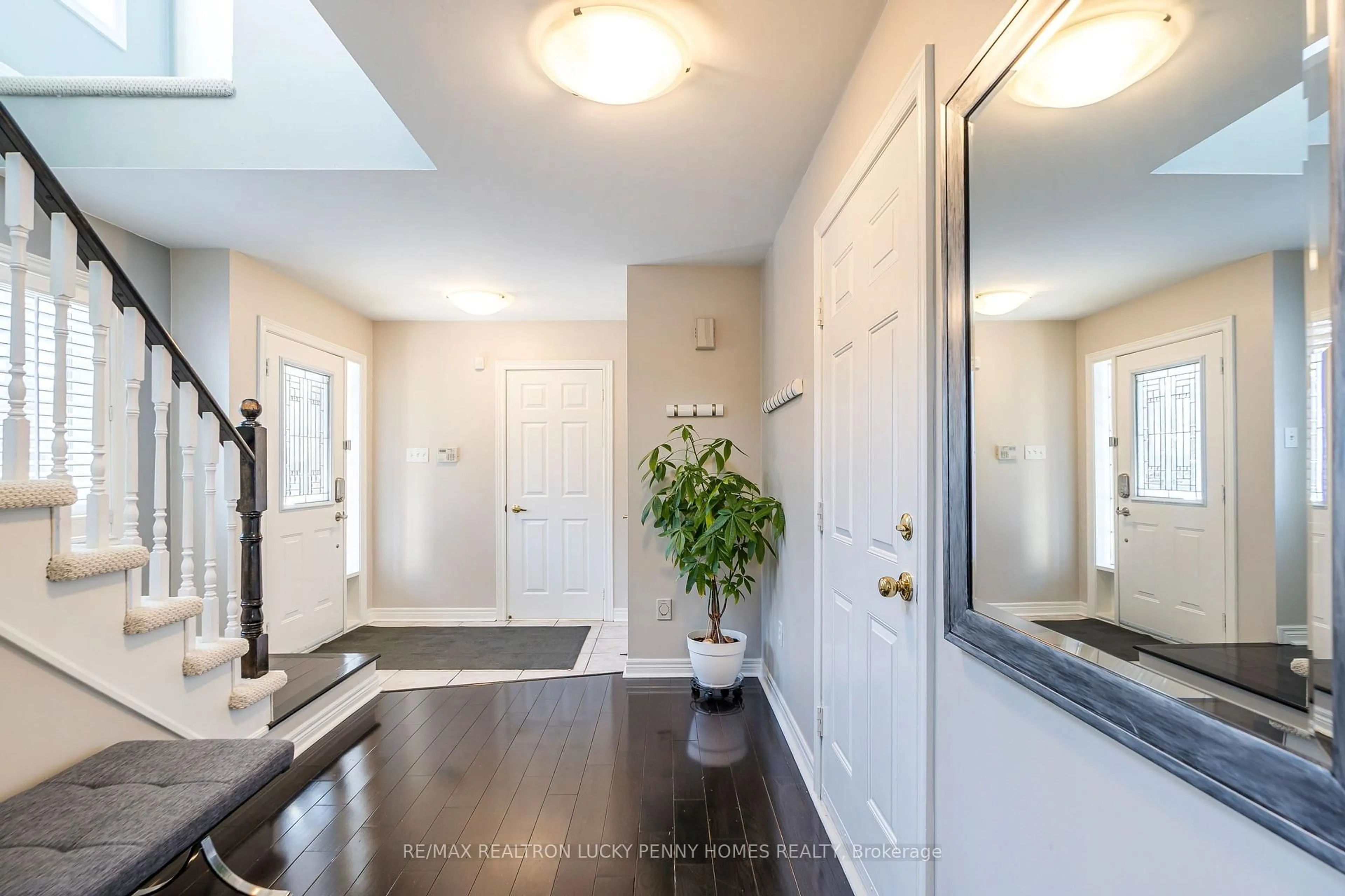 Indoor entryway for 30 Sunway Sq, Markham Ontario L3P 7X4
