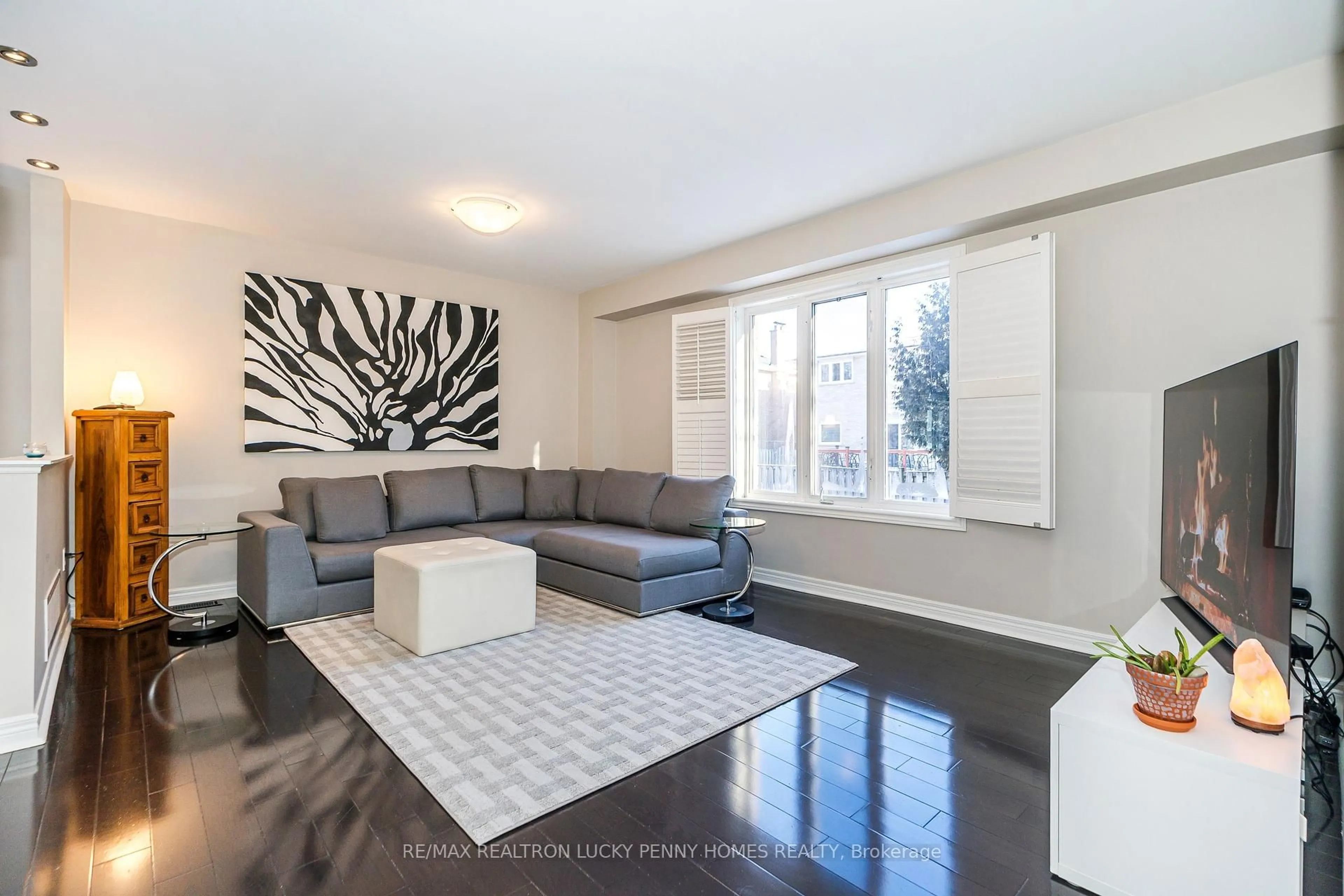 Living room with furniture, unknown for 30 Sunway Sq, Markham Ontario L3P 7X4