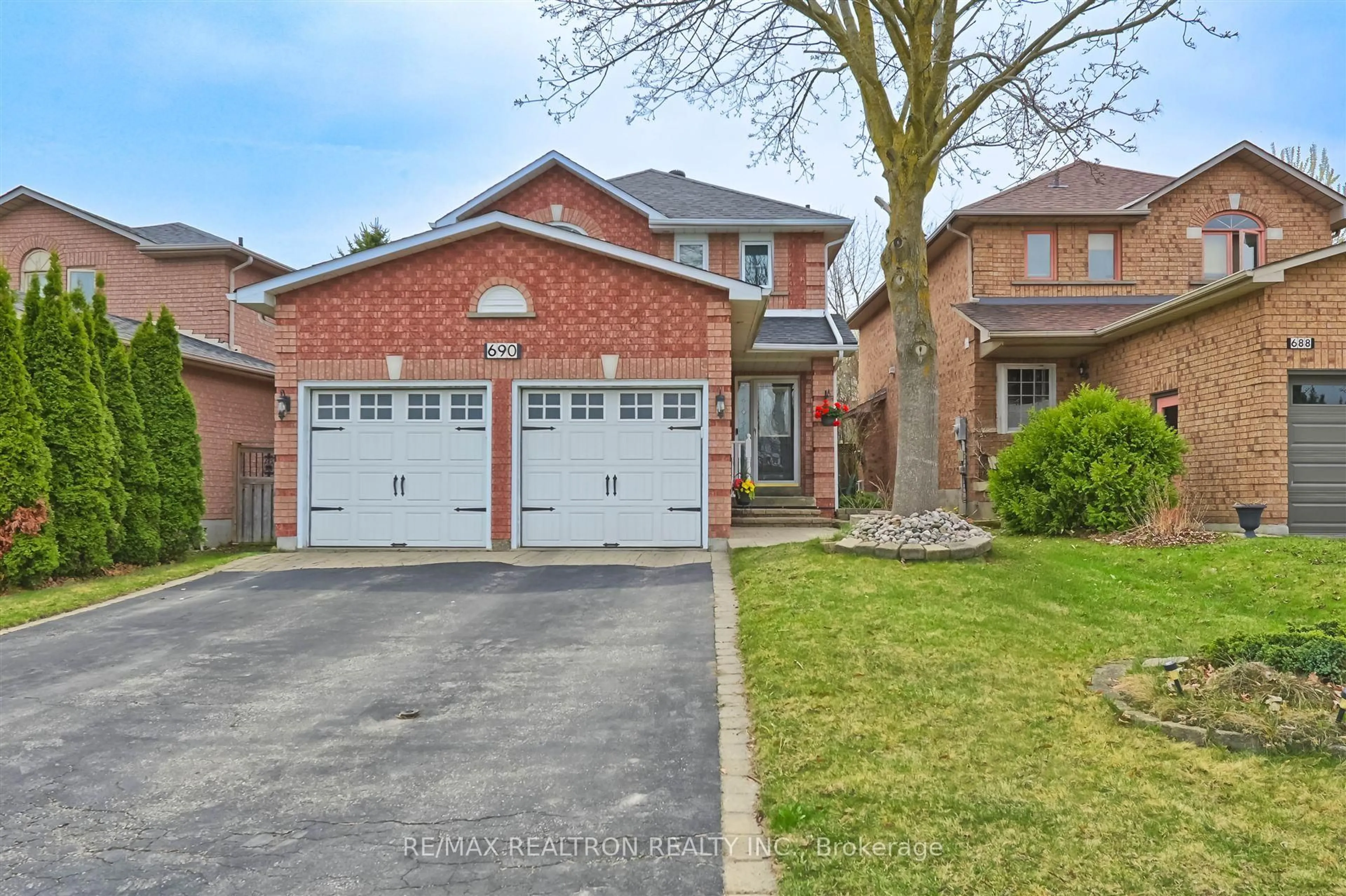 Home with brick exterior material, street for 690 College Manor Dr, Newmarket Ontario L3Y 8M1