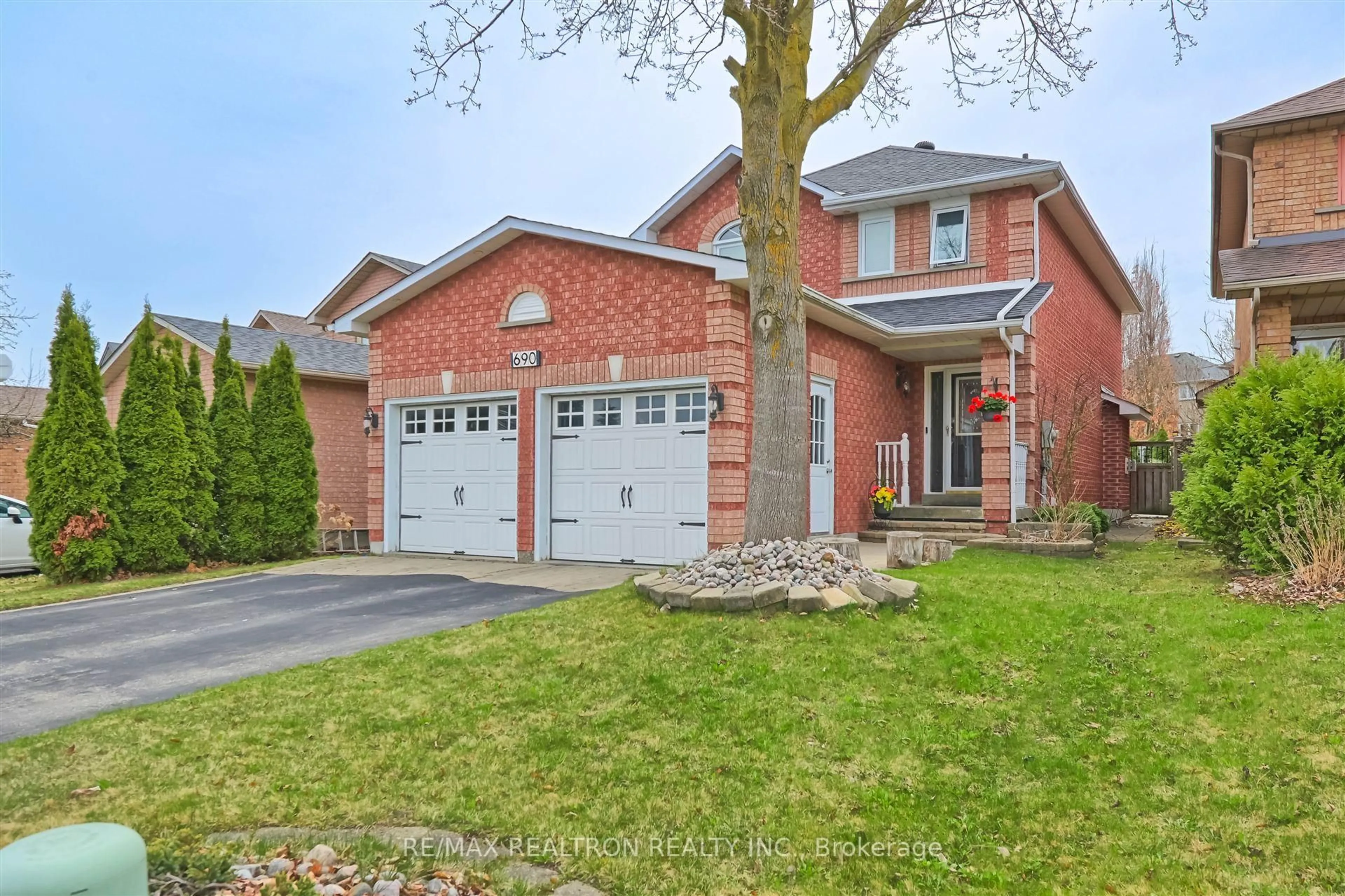 Home with brick exterior material, street for 690 College Manor Dr, Newmarket Ontario L3Y 8M1