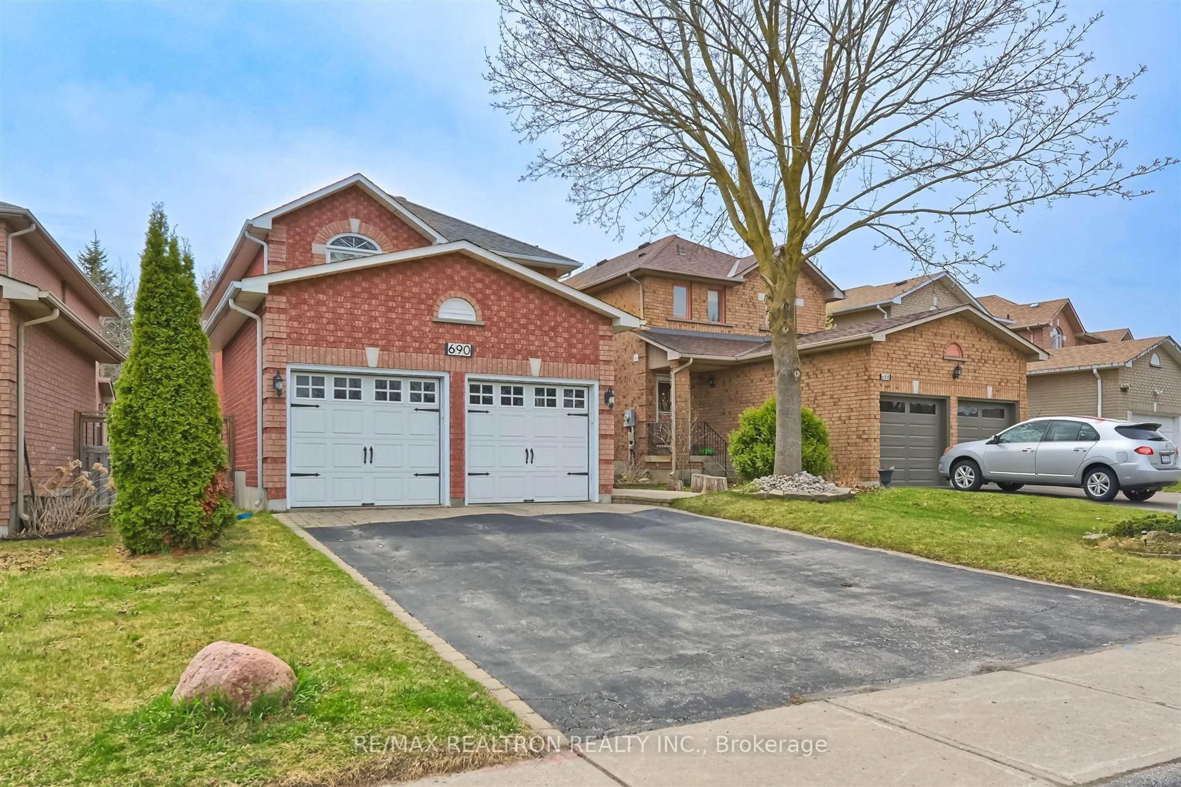Home with brick exterior material, street for 690 College Manor Dr, Newmarket Ontario L3Y 8M1