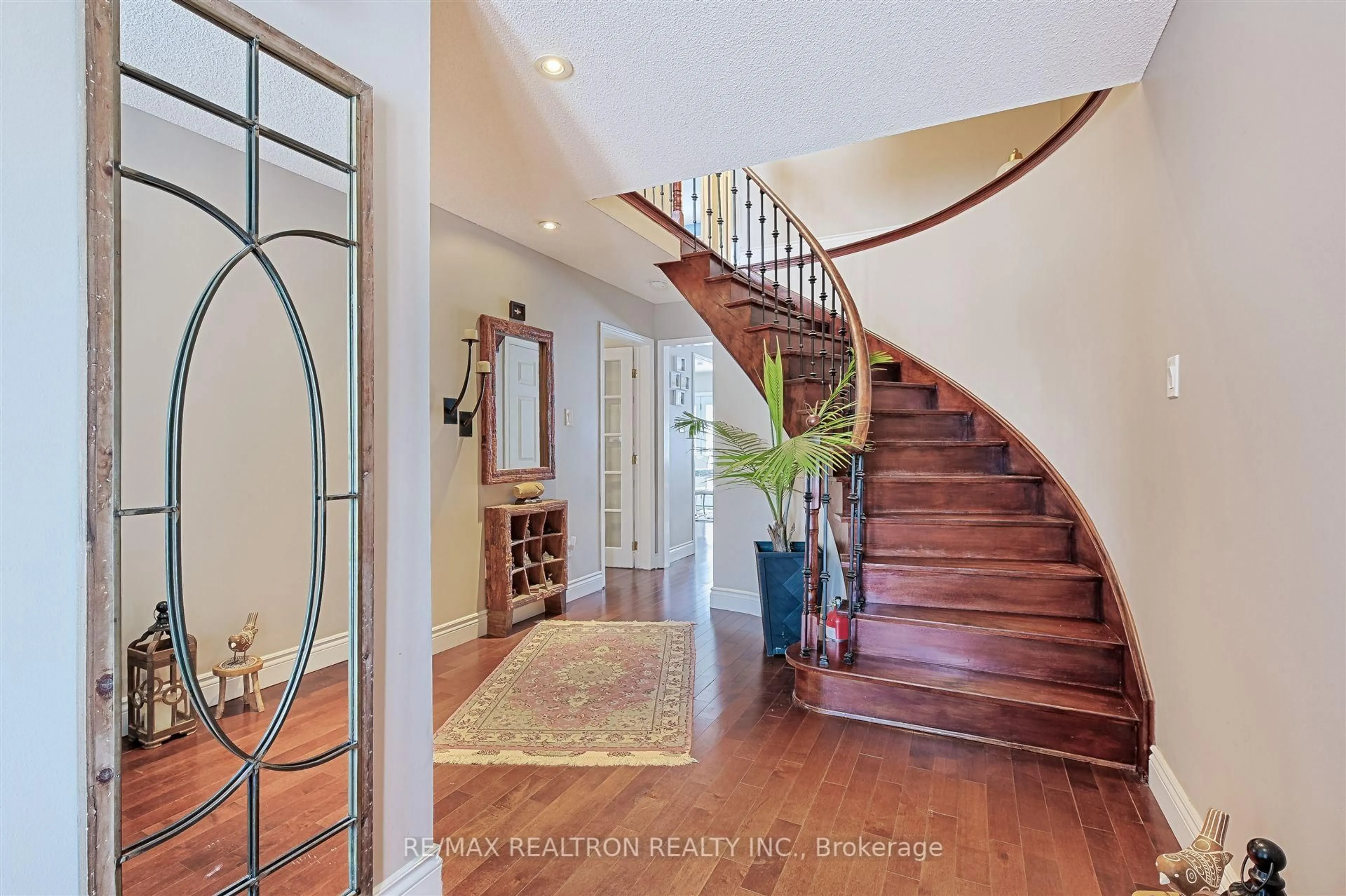 Indoor foyer for 690 College Manor Dr, Newmarket Ontario L3Y 8M1
