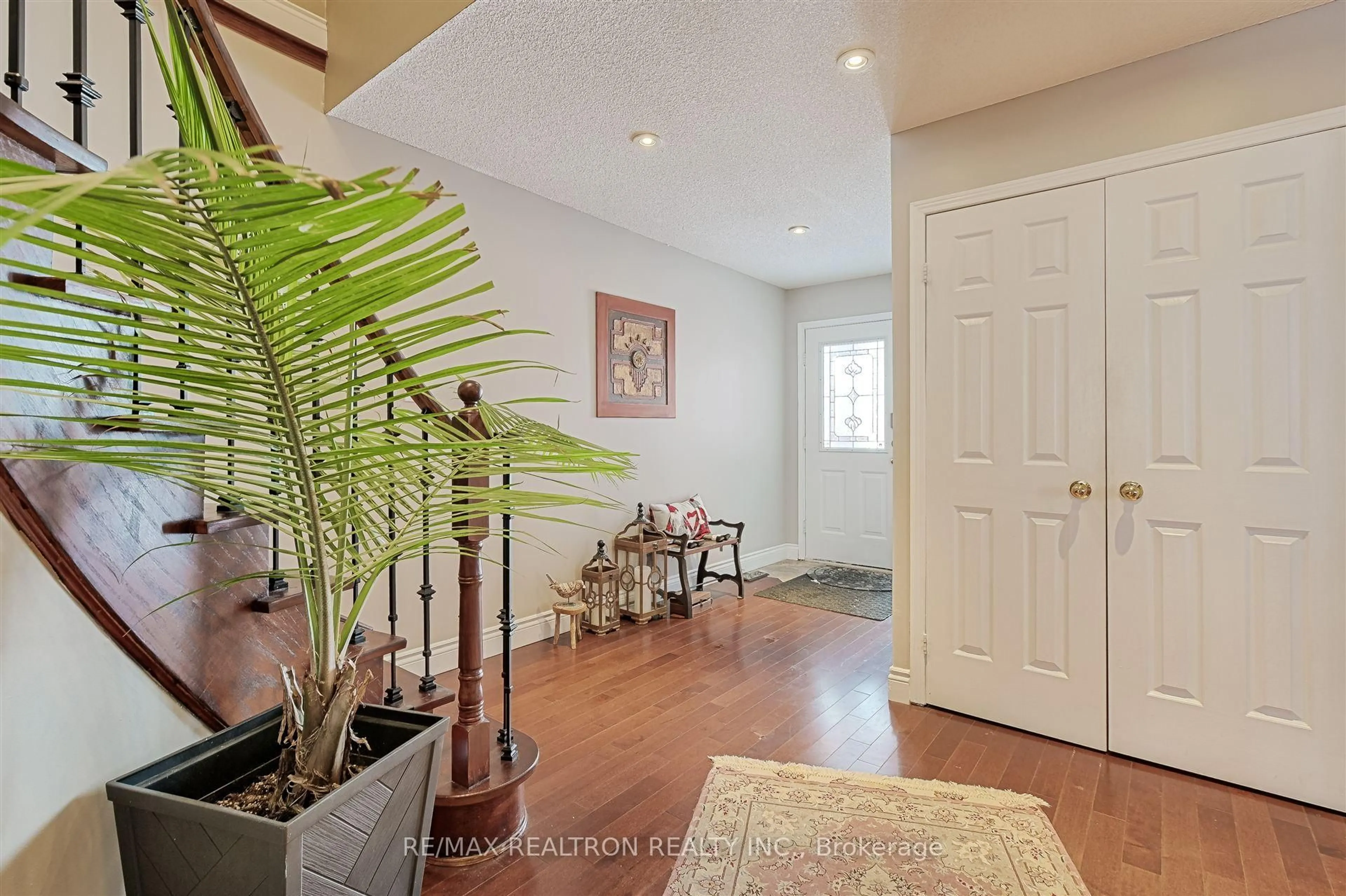 Indoor entryway for 690 College Manor Dr, Newmarket Ontario L3Y 8M1