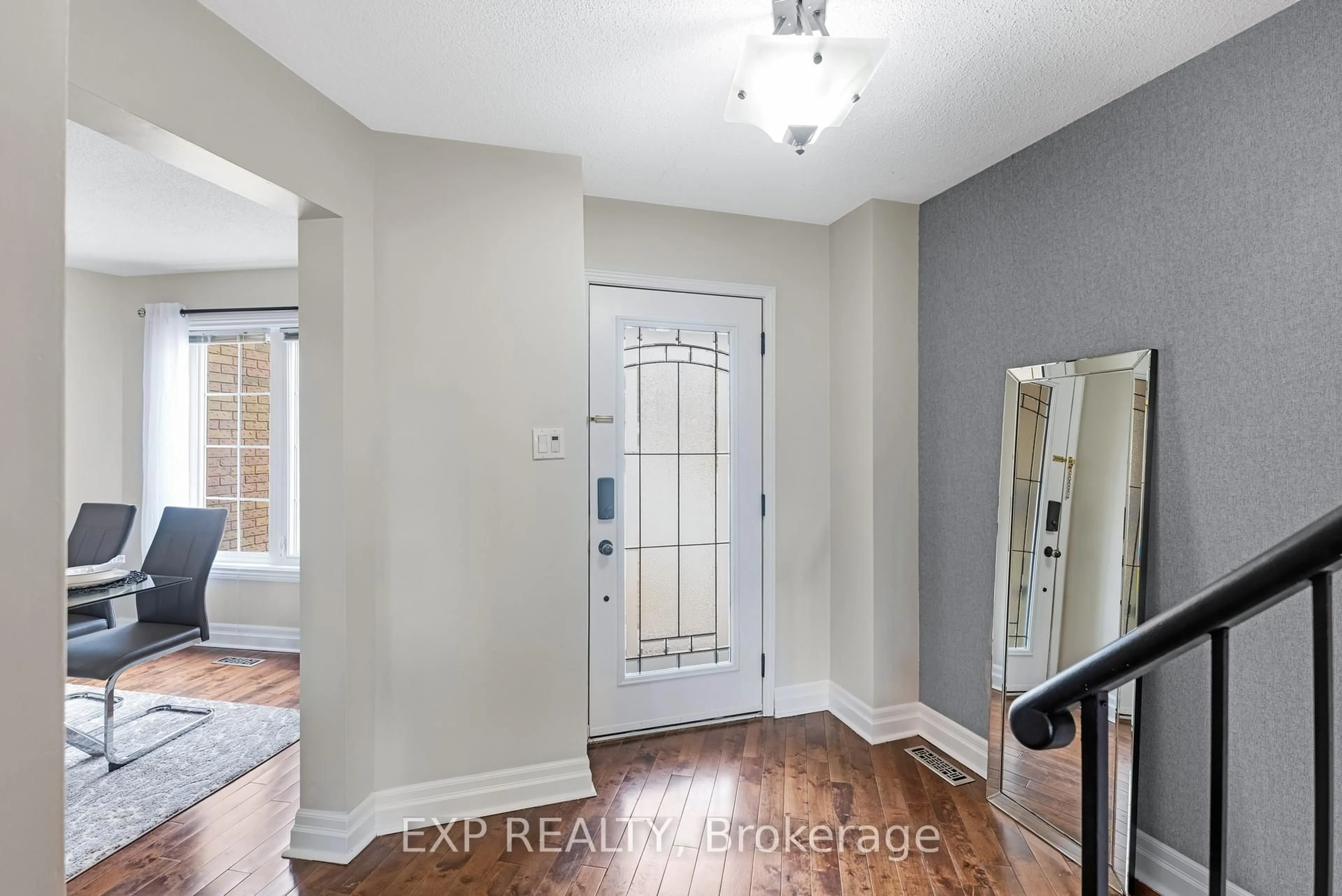 Indoor entryway for 6 Adams Crt #6, Uxbridge Ontario L9P 1G2