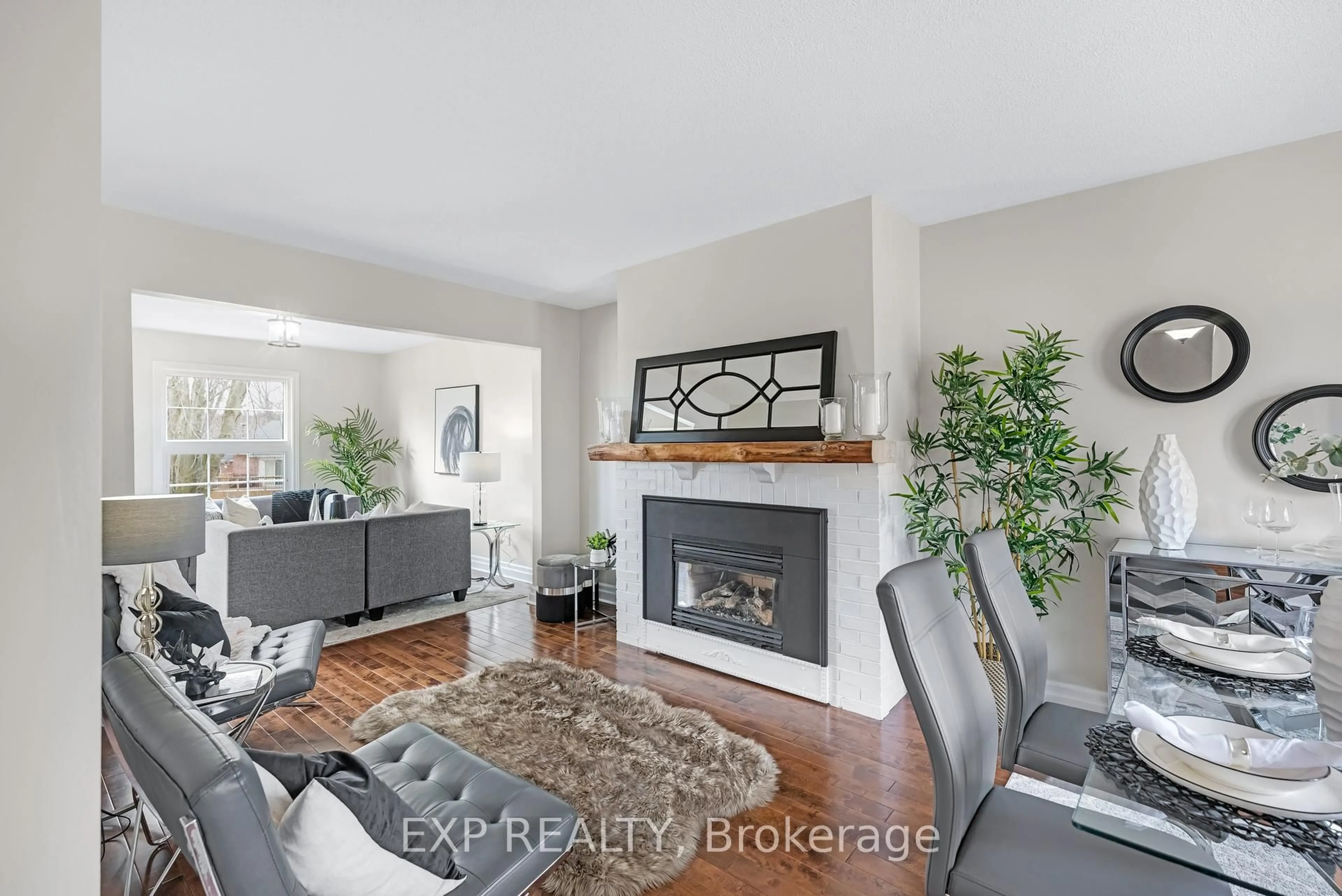 Living room with furniture, unknown for 6 Adams Crt #6, Uxbridge Ontario L9P 1G2