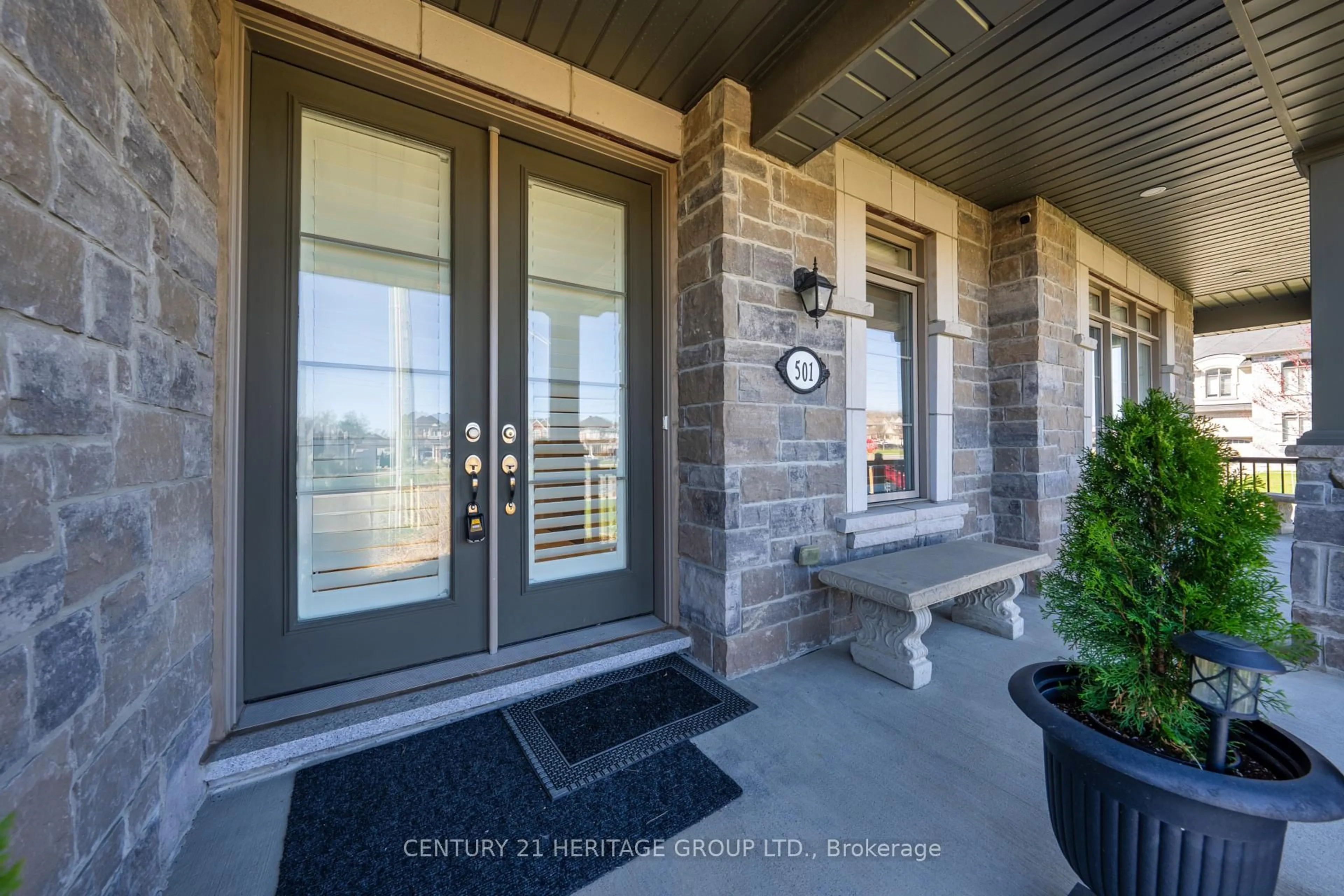 Indoor entryway for 501 Mcgregor Farm Tr, Newmarket Ontario L3X 0H7