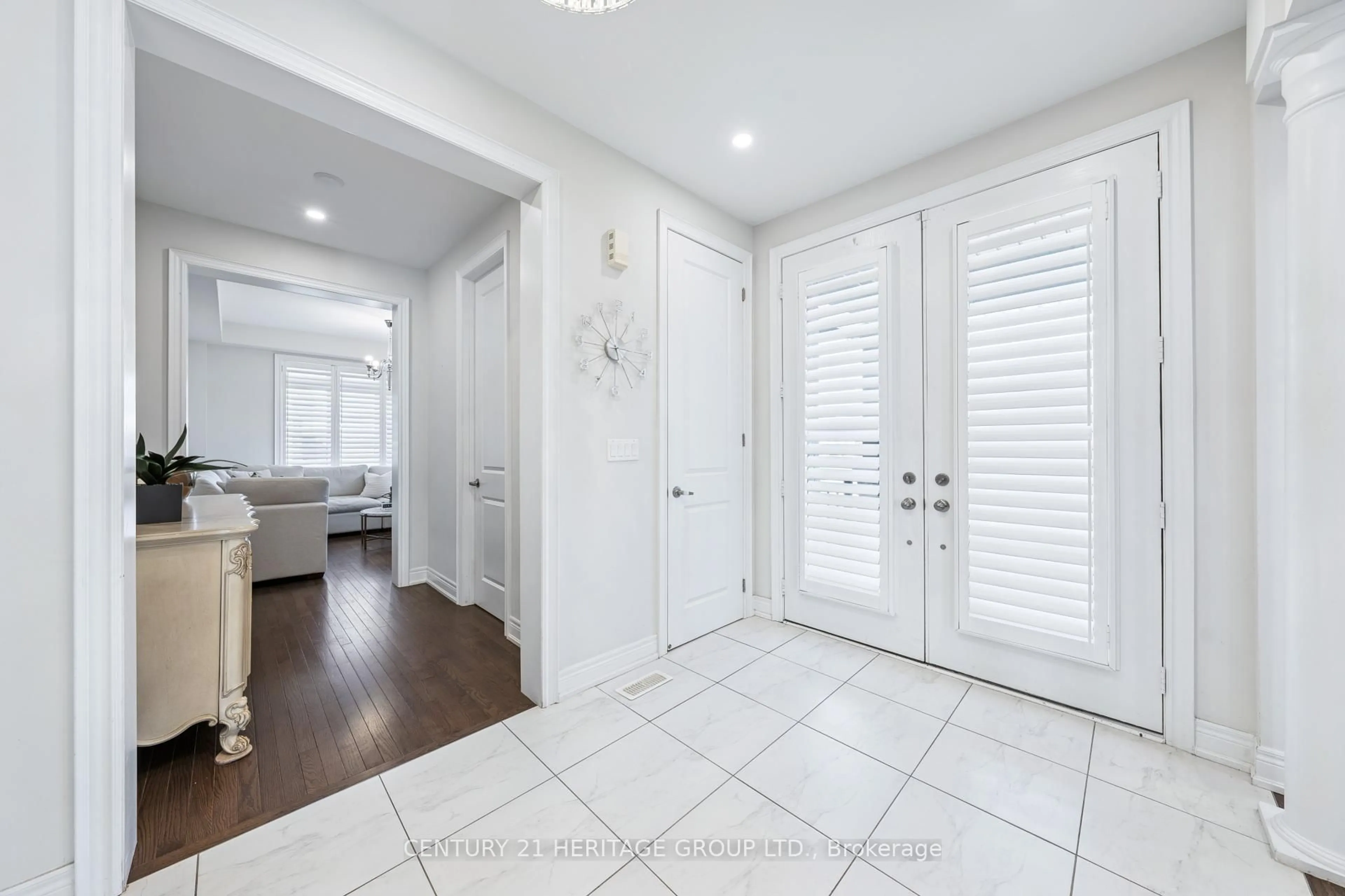Indoor entryway for 501 Mcgregor Farm Tr, Newmarket Ontario L3X 0H7