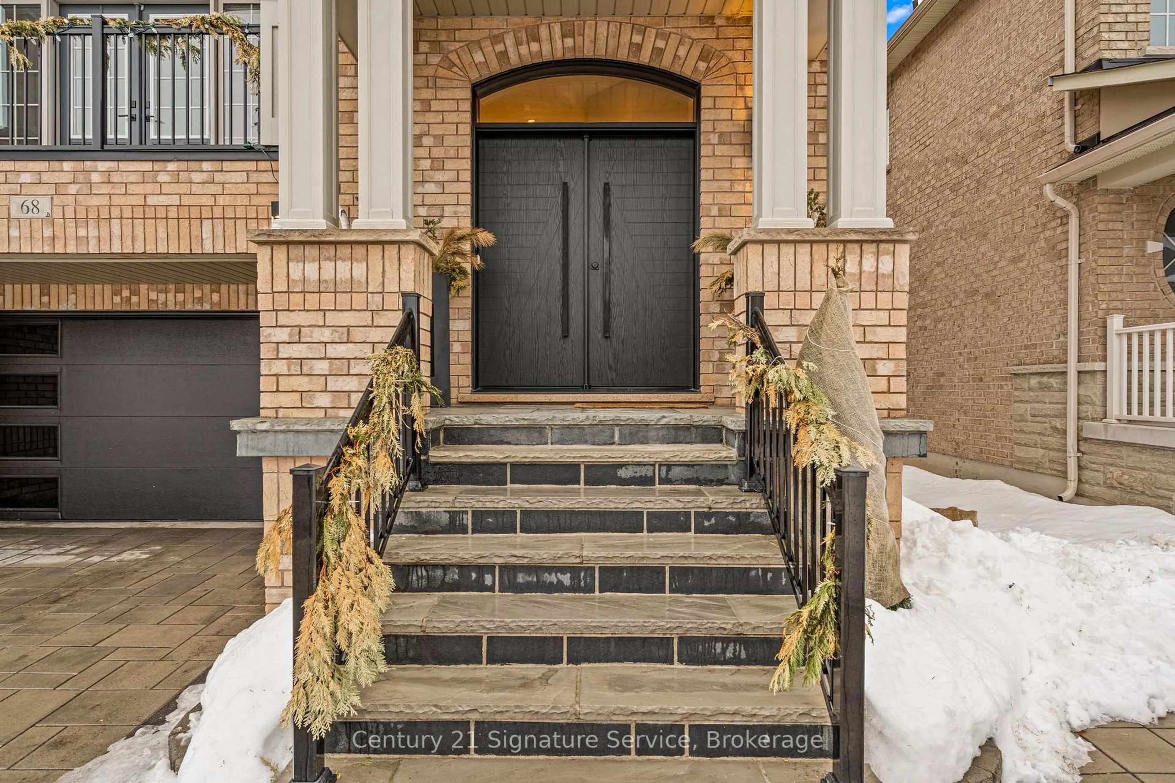 Indoor entryway for 68 Greendale Ave, Whitchurch-Stouffville Ontario L4A 0S2