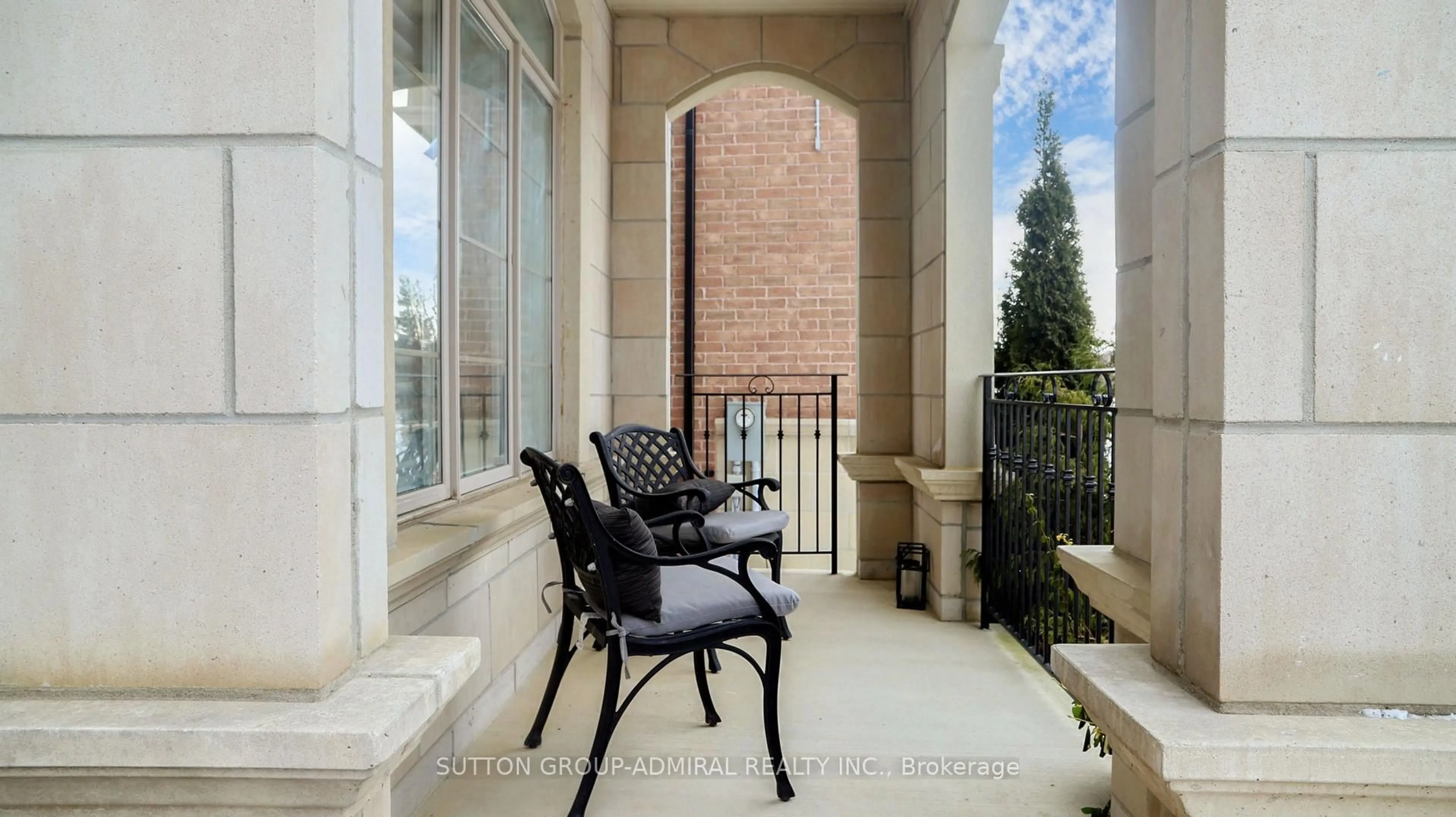 Patio, street for 392 Woodgate Pines Dr, Vaughan Ontario L4H 3X4