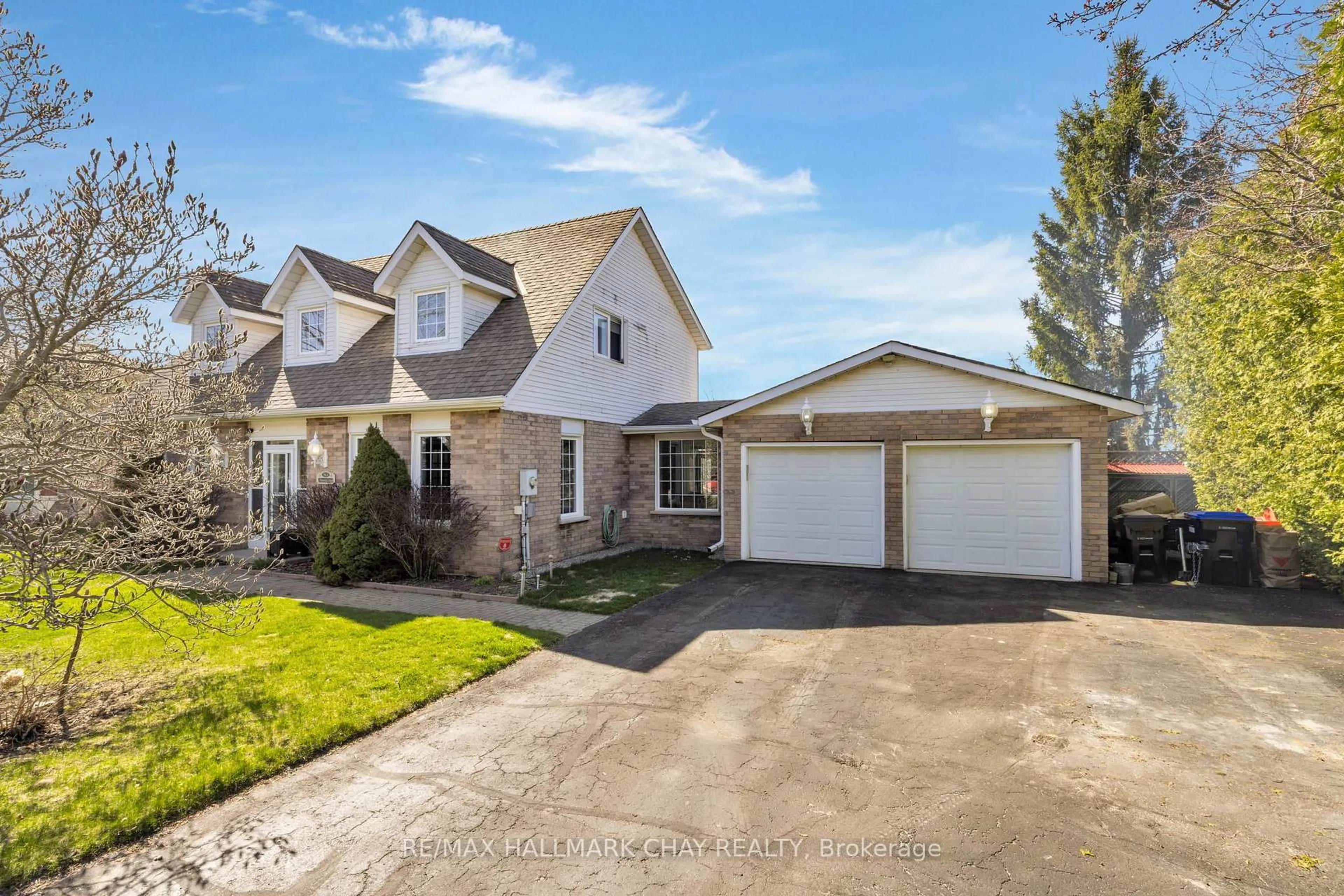 Home with vinyl exterior material, street for 964 Sloan Circle Dr, Innisfil Ontario K0L 1K0