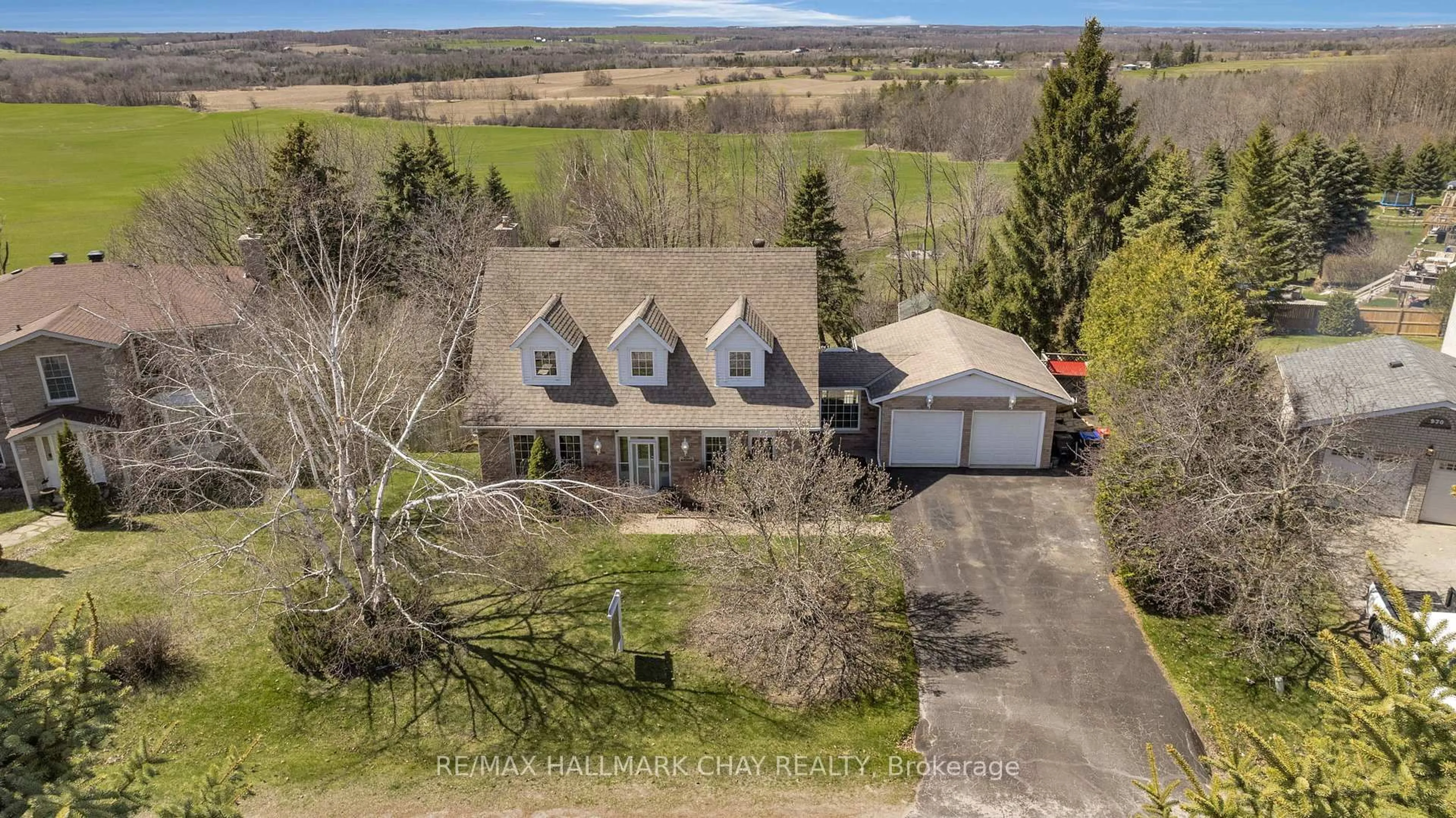A pic from outside/outdoor area/front of a property/back of a property/a pic from drone, street for 964 Sloan Circle Dr, Innisfil Ontario K0L 1K0
