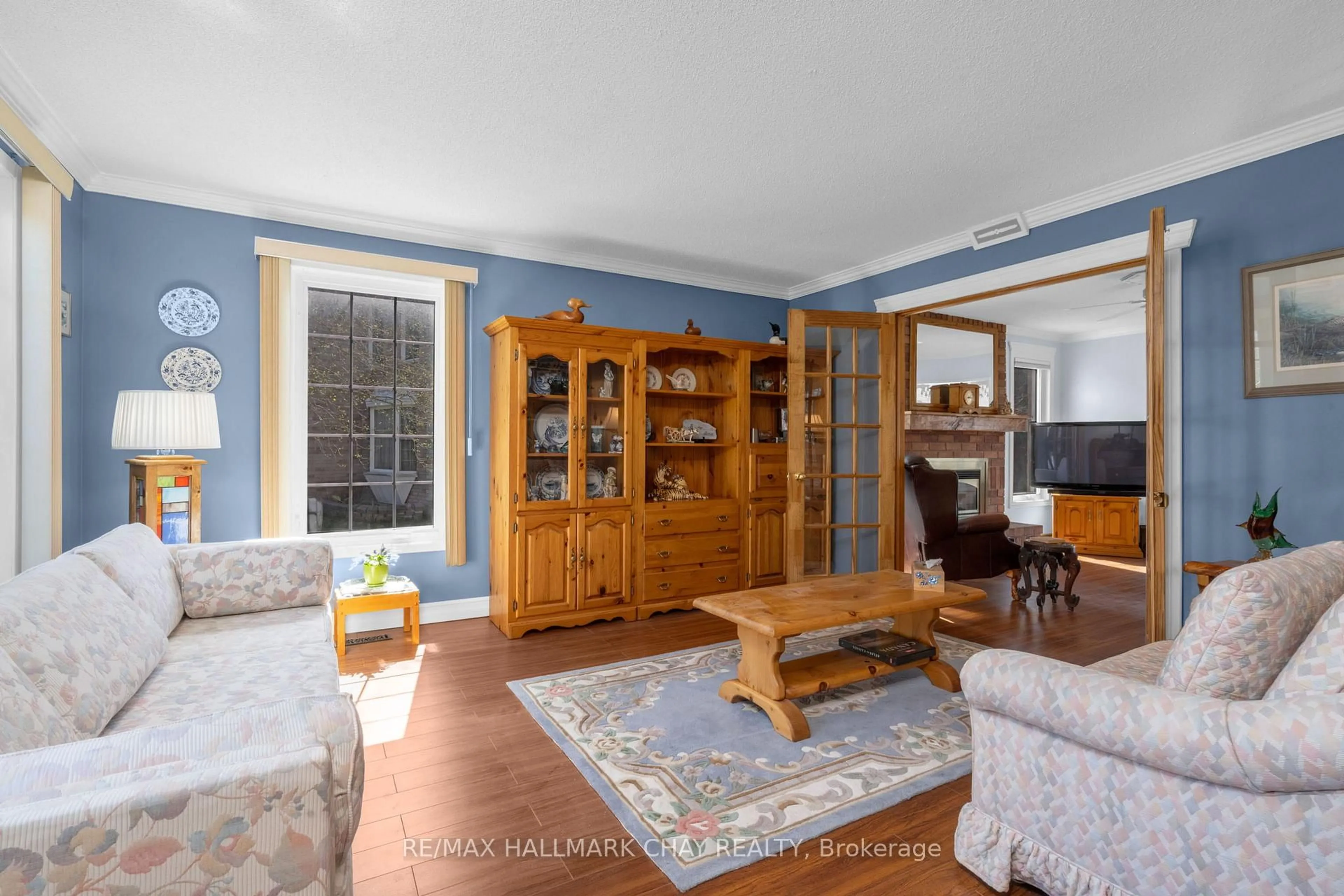 Living room with furniture, unknown for 964 Sloan Circle Dr, Innisfil Ontario K0L 1K0