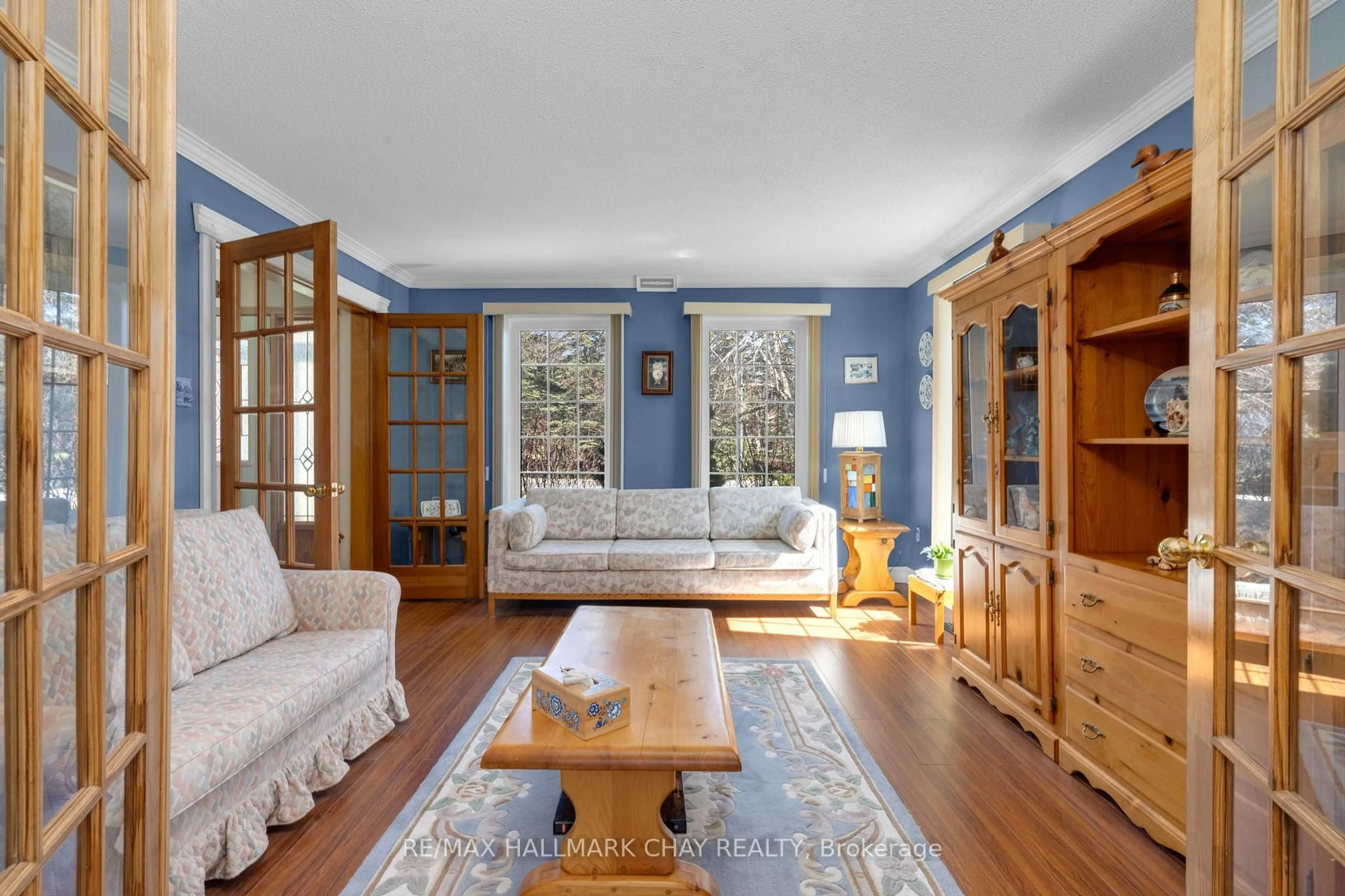 Living room with furniture, unknown for 964 Sloan Circle Dr, Innisfil Ontario K0L 1K0