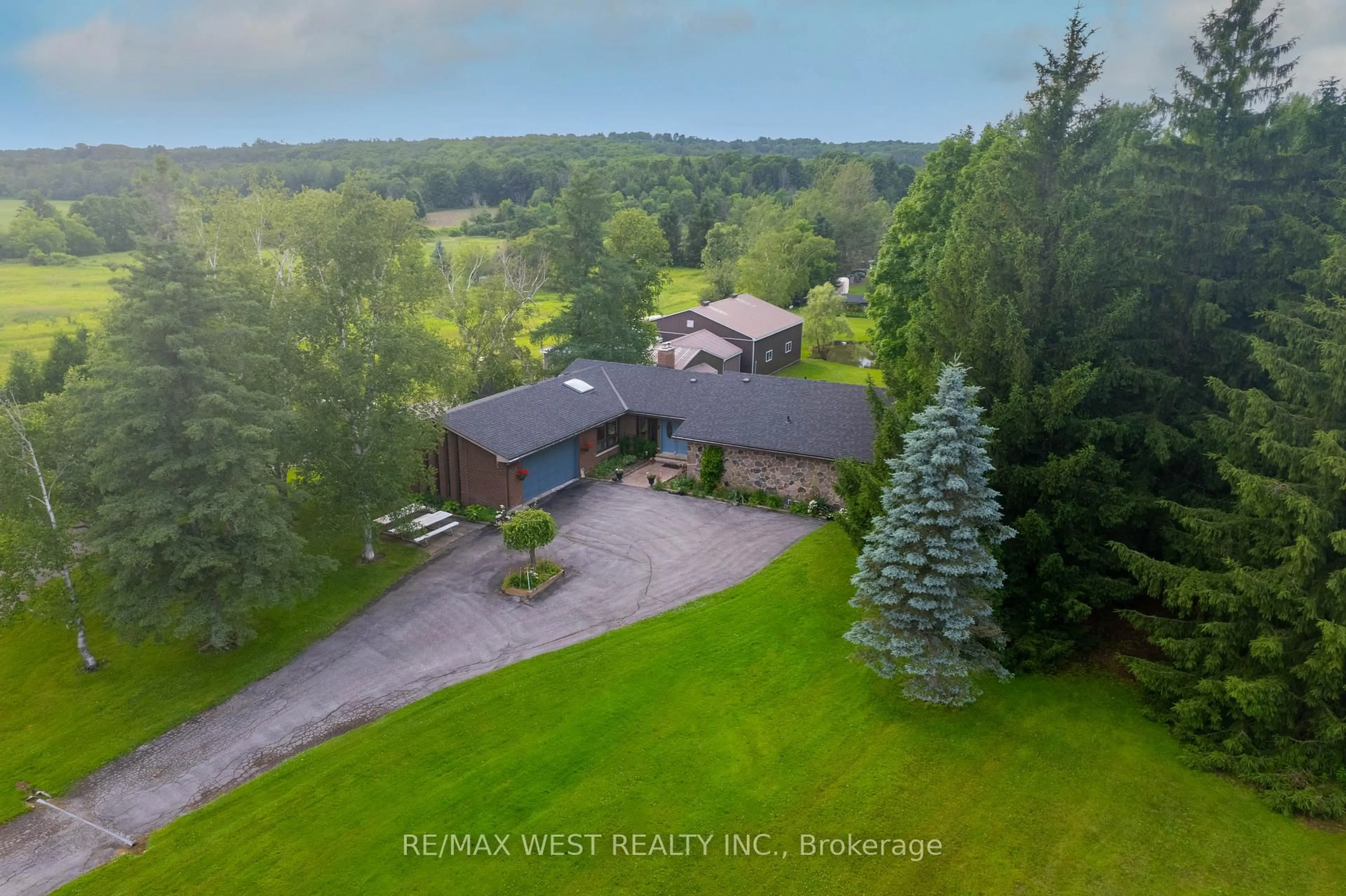 A pic from outside/outdoor area/front of a property/back of a property/a pic from drone, unknown for 5878 4th Line, New Tecumseth Ontario L0G 1W0
