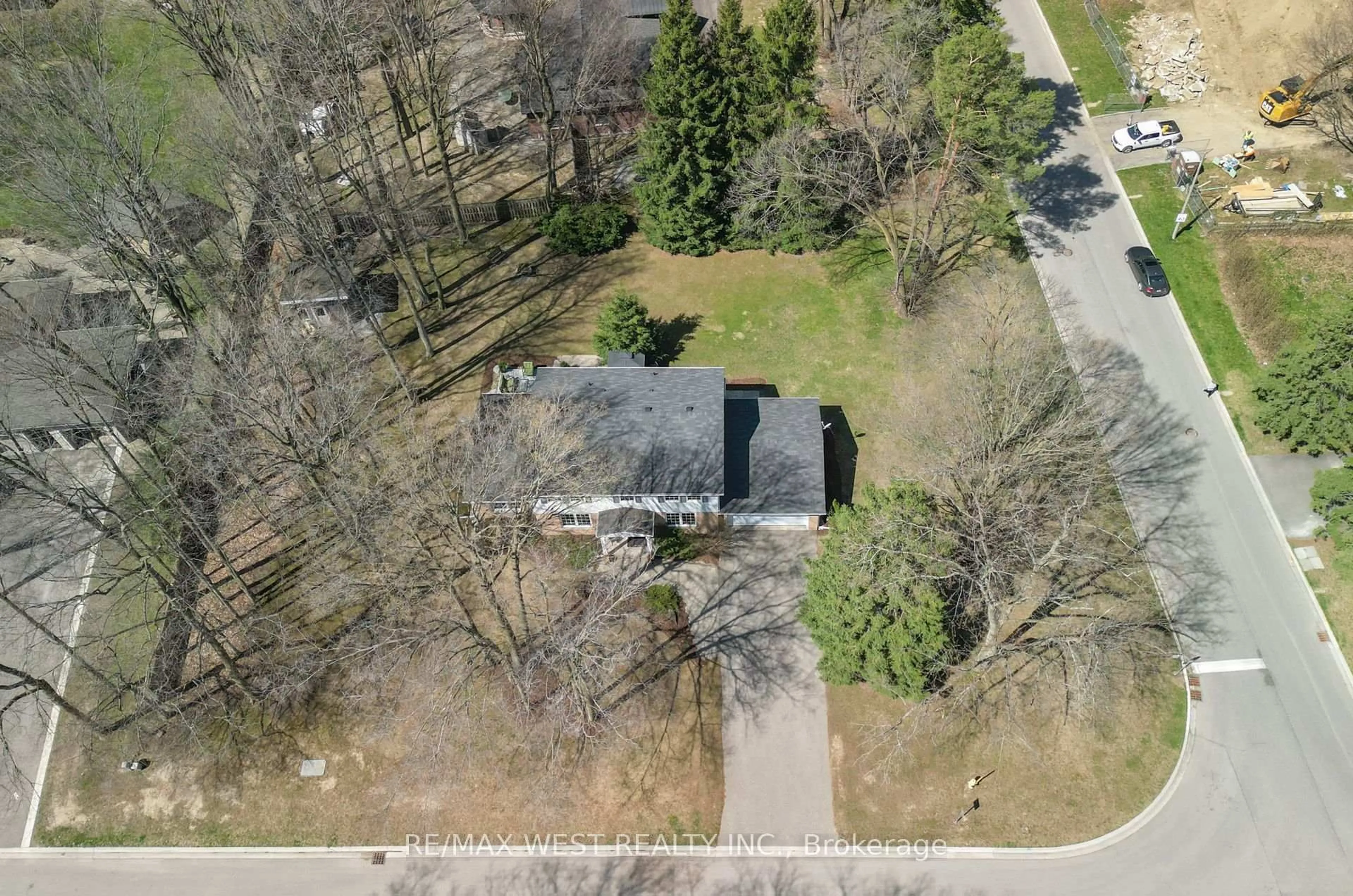 A pic from outside/outdoor area/front of a property/back of a property/a pic from drone, street for 24 Cedarwood Cres, King Ontario L0G 1N0