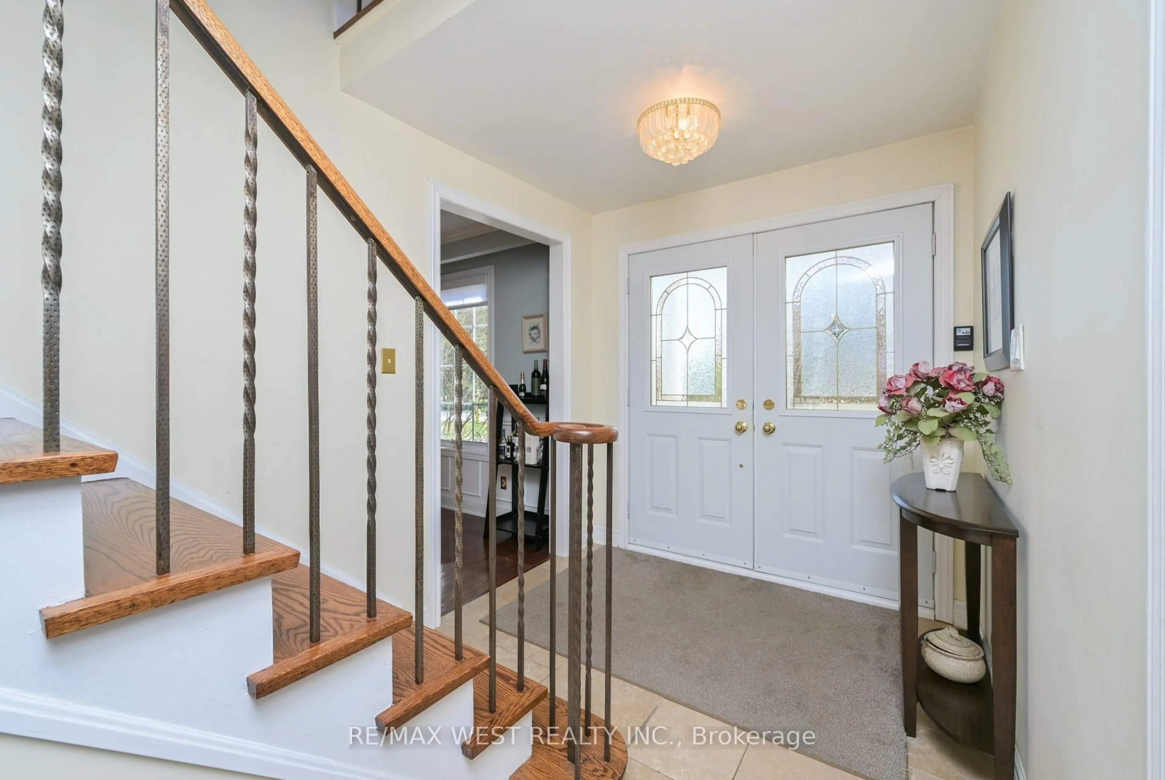Indoor entryway for 24 Cedarwood Cres, King Ontario L0G 1N0