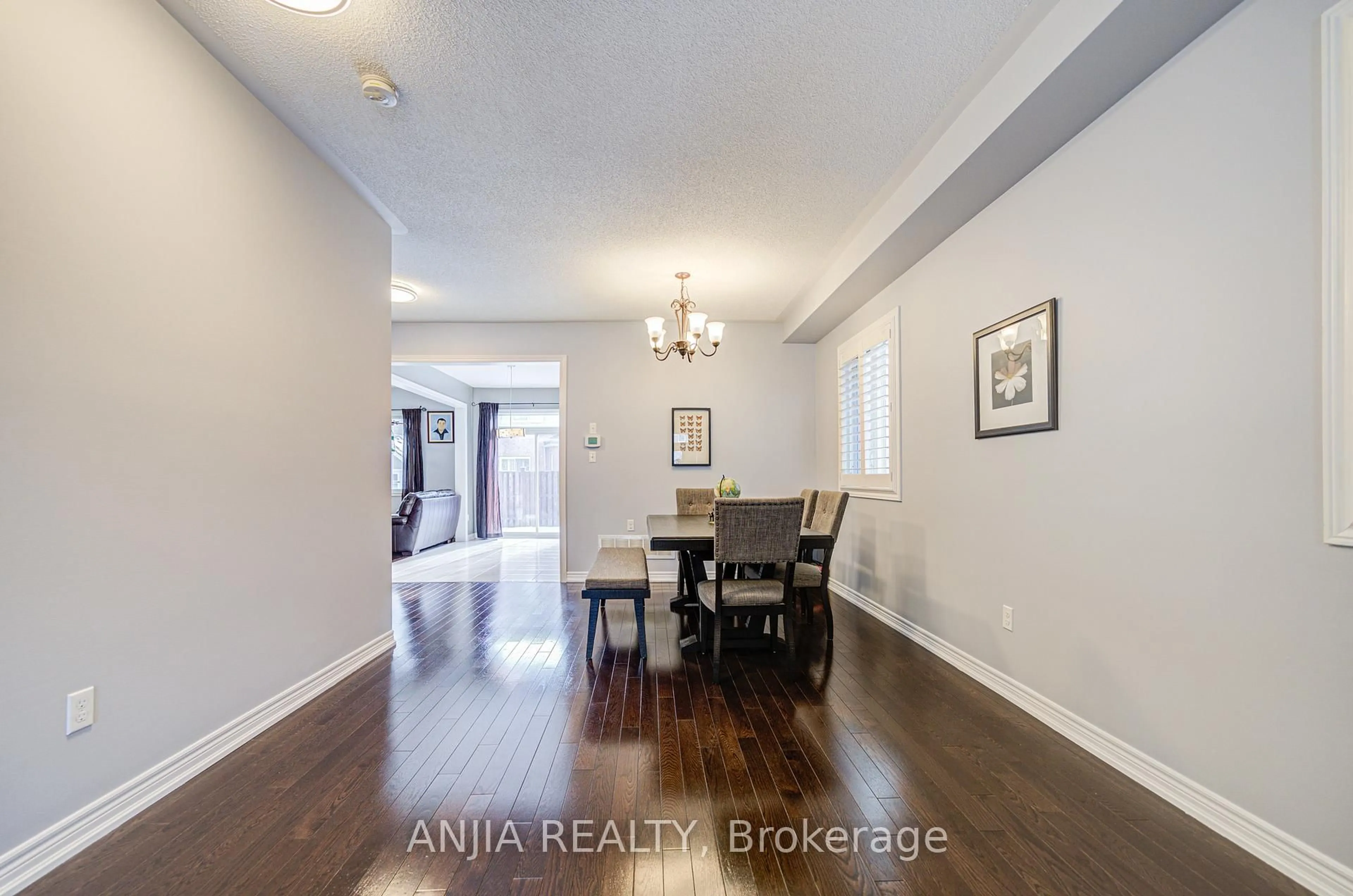 Indoor entryway for 100 James Mccullough Rd, Whitchurch-Stouffville Ontario L4A 0Z2
