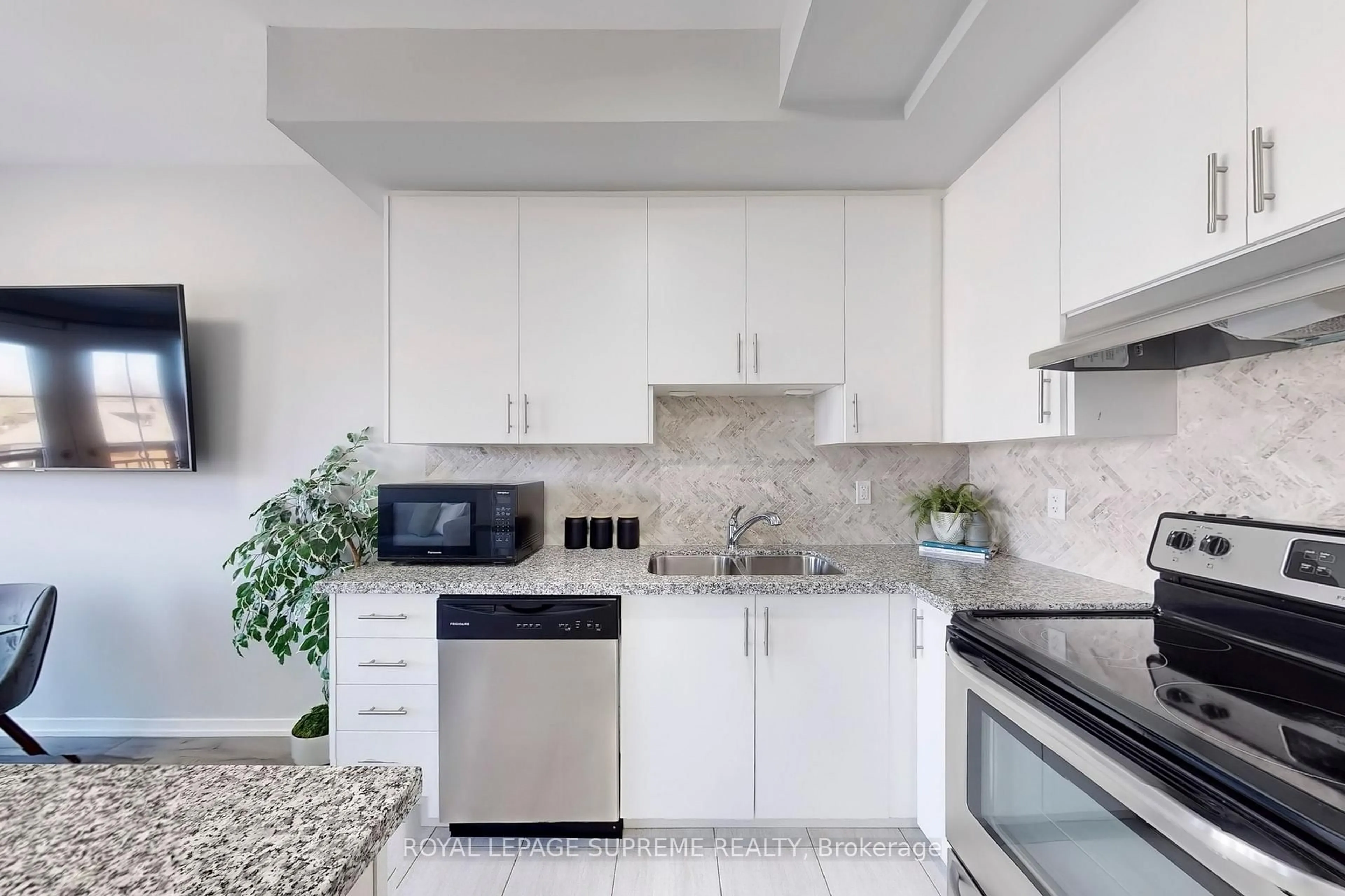 Standard kitchen, ceramic/tile floor for 26 Bruce St #C08, Vaughan Ontario L4L 0H4