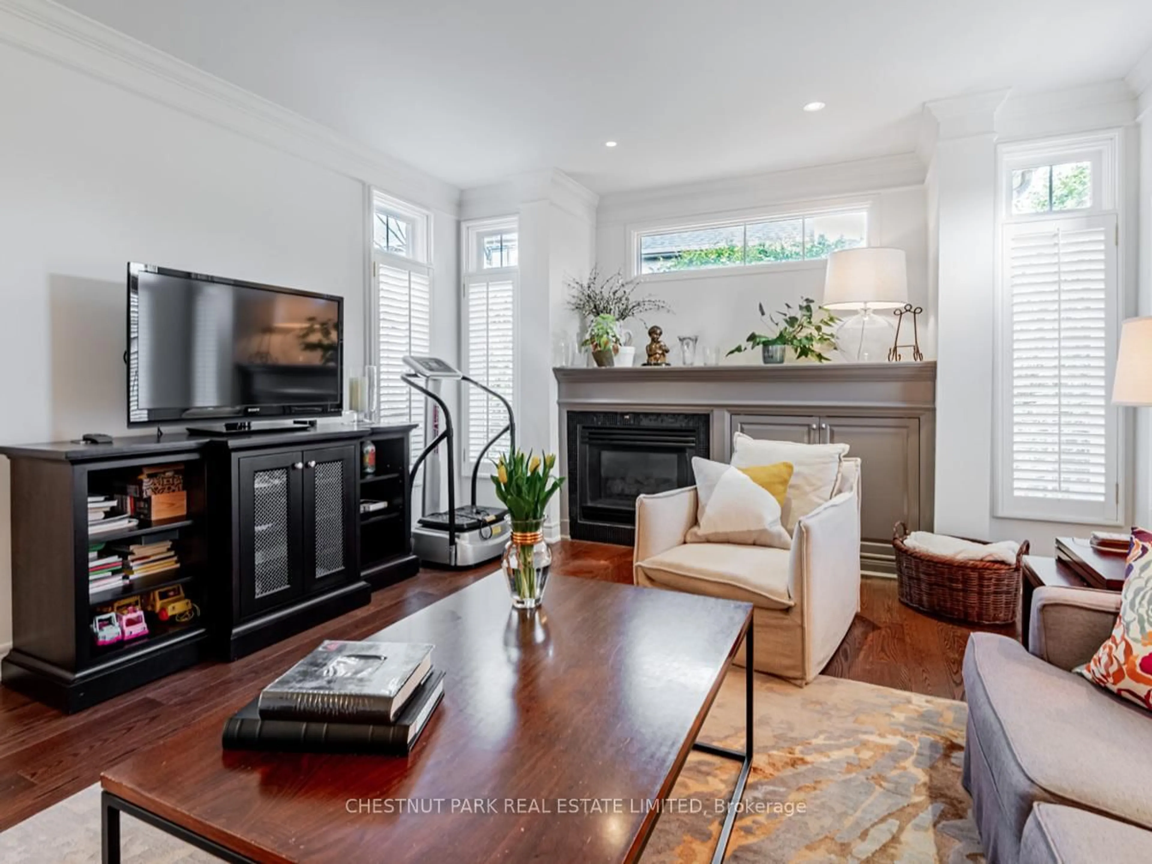 Living room with furniture, wood/laminate floor for 86 Forest Lane Dr, Vaughan Ontario L4J 3N8