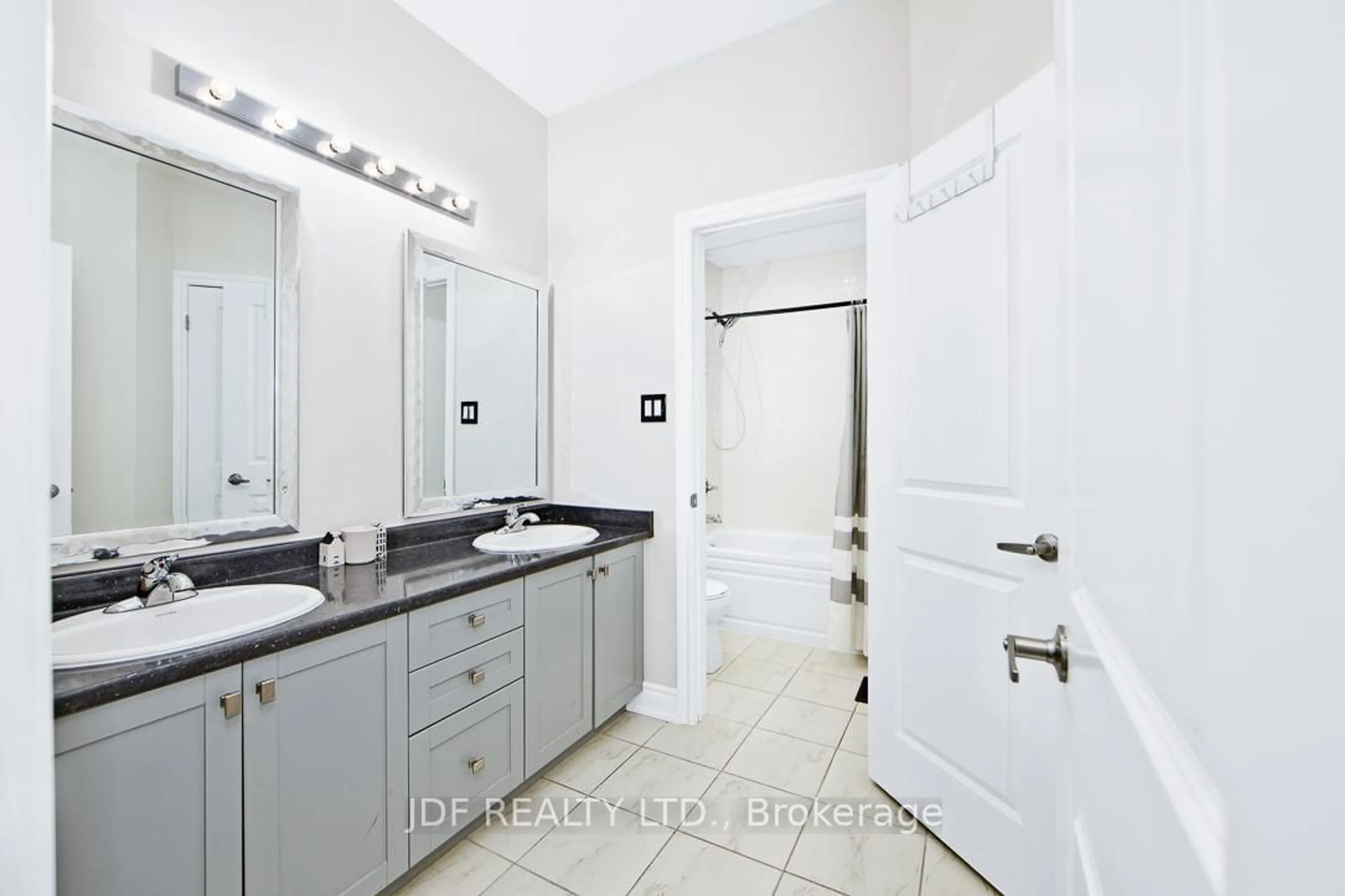Standard bathroom, ceramic/tile floor for 125 Cranbrook Cres, Vaughan Ontario L4H 4G9