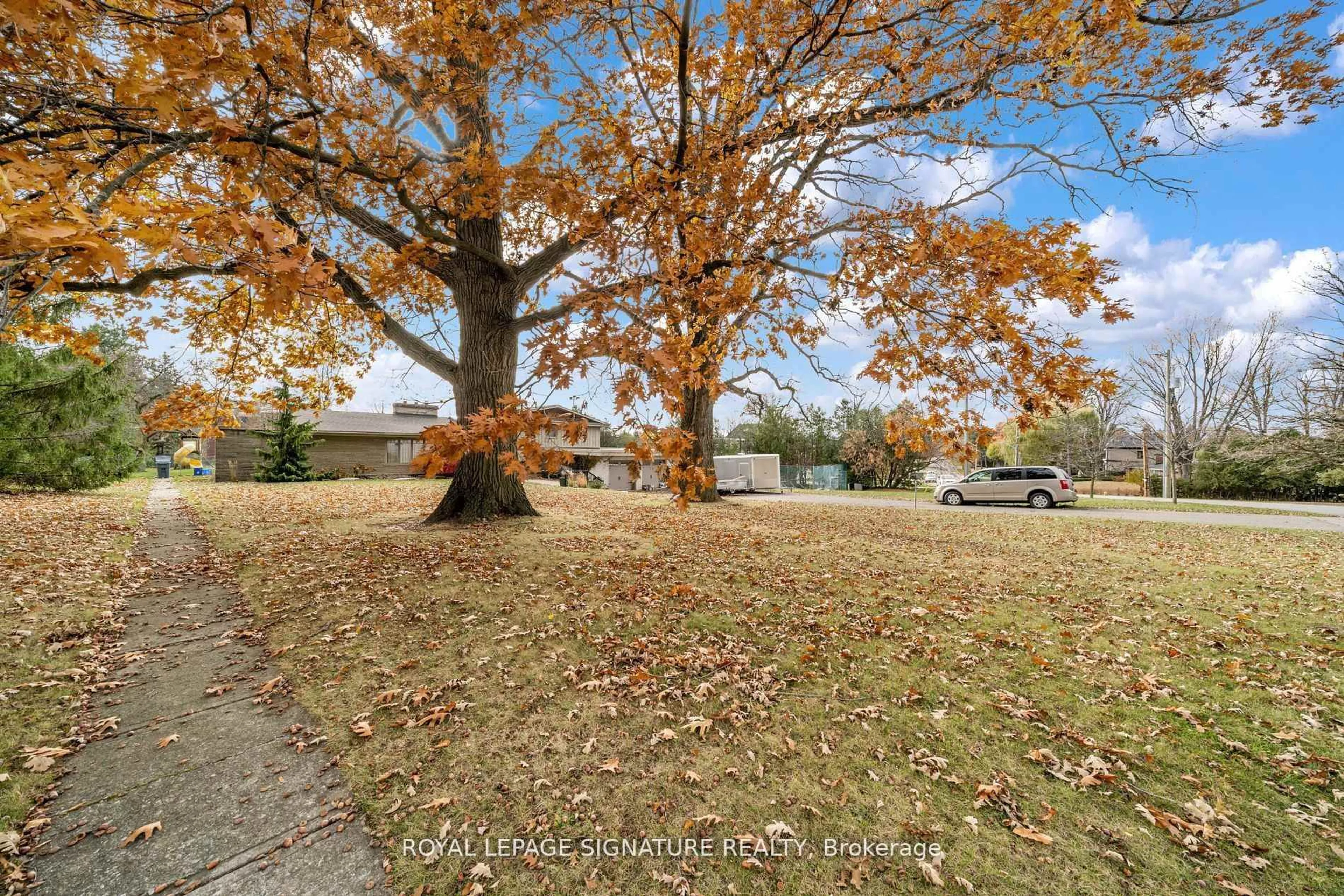 A pic from outside/outdoor area/front of a property/back of a property/a pic from drone, street for 83 Sylvadene Pkwy, Vaughan Ontario L4L 2M5