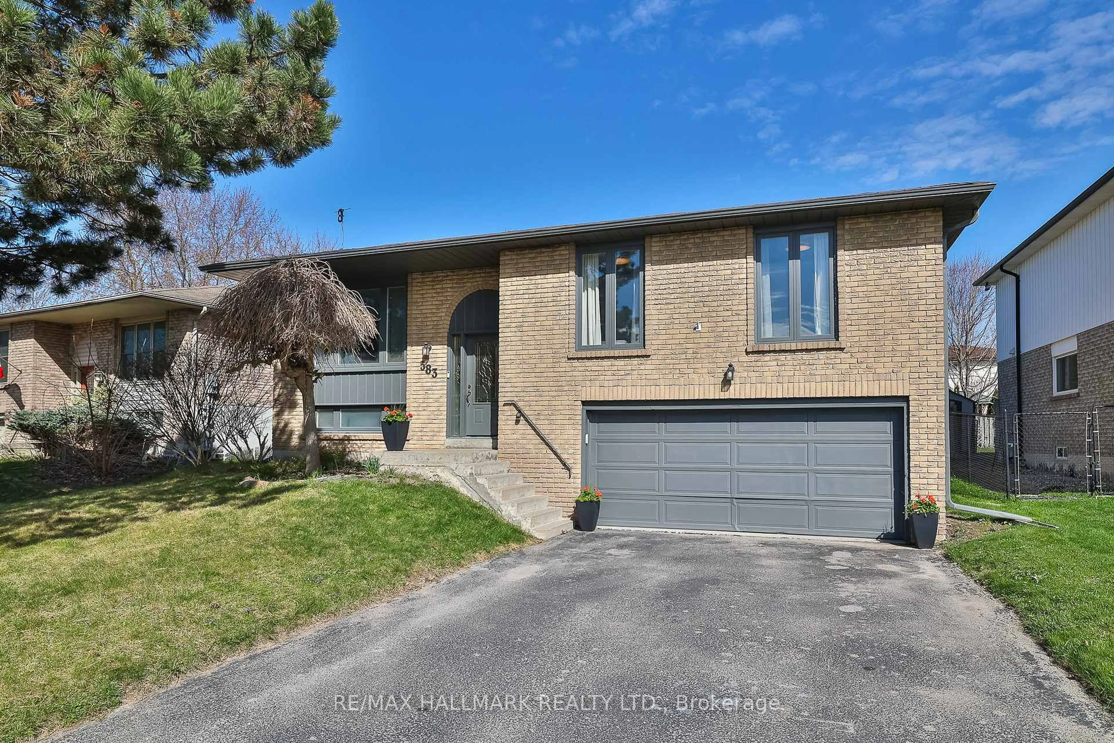 Home with brick exterior material, street for 583 Haines Rd, Newmarket Ontario L3Y 6V6