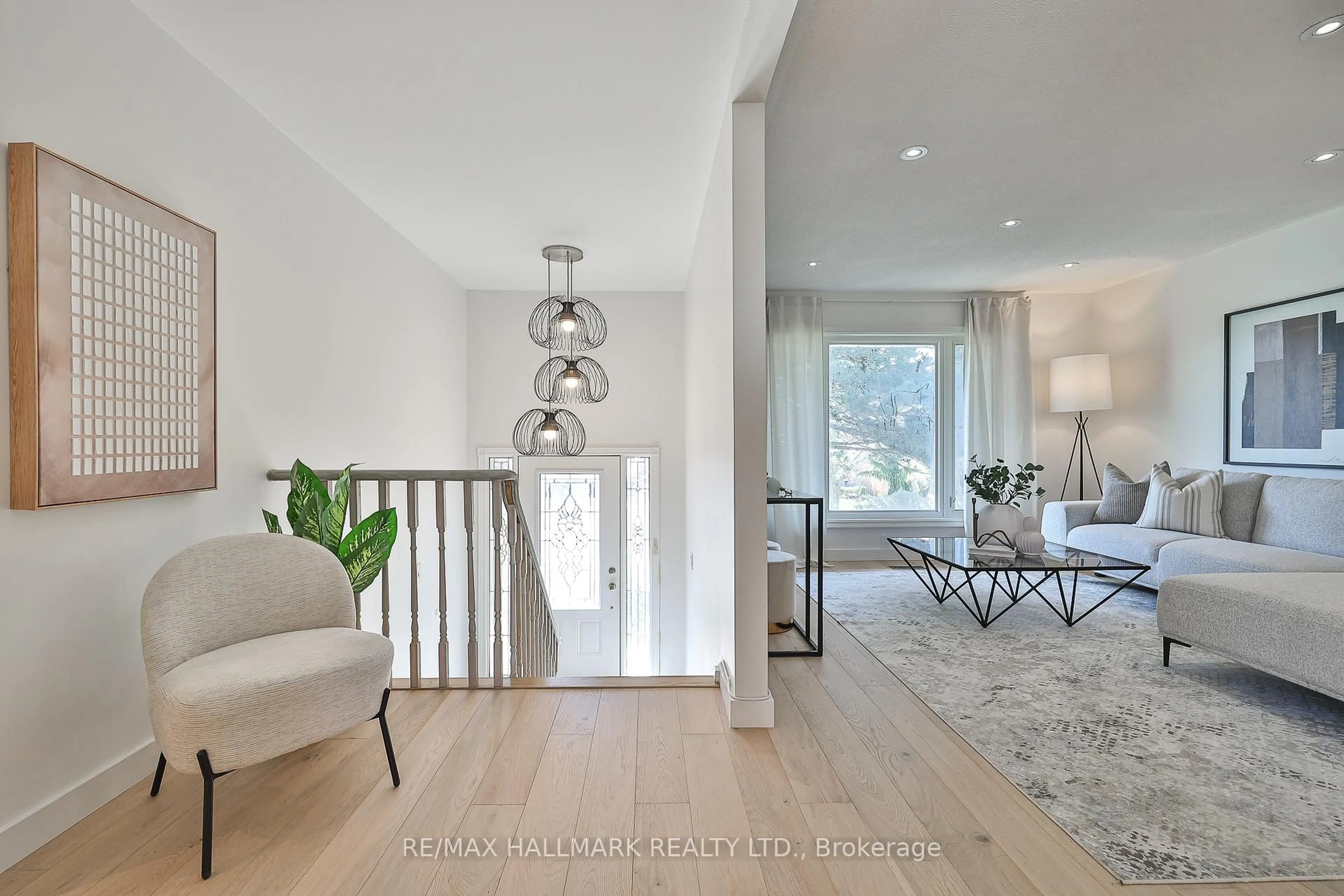 Indoor entryway for 583 Haines Rd, Newmarket Ontario L3Y 6V6