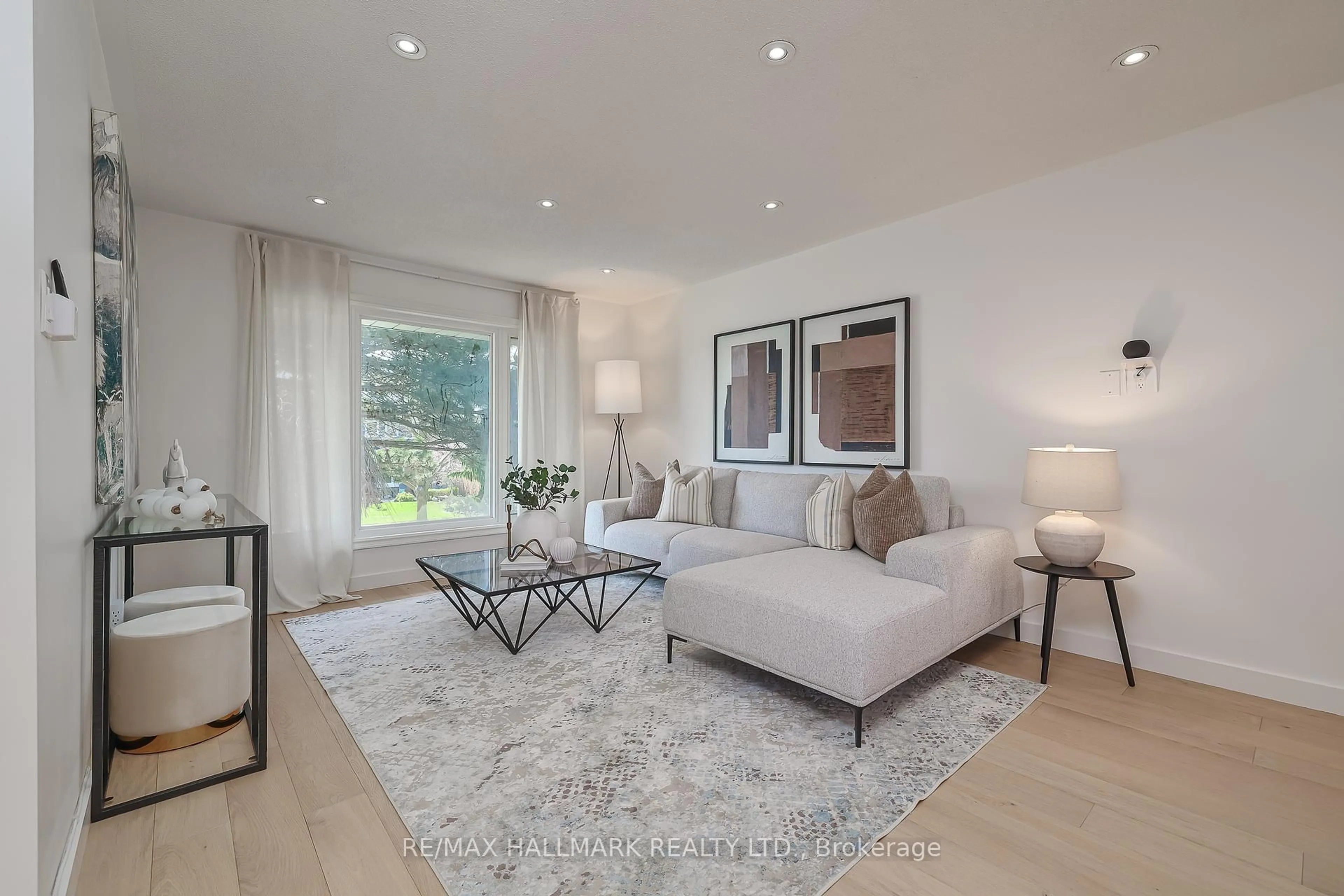 Living room with furniture, unknown for 583 Haines Rd, Newmarket Ontario L3Y 6V6