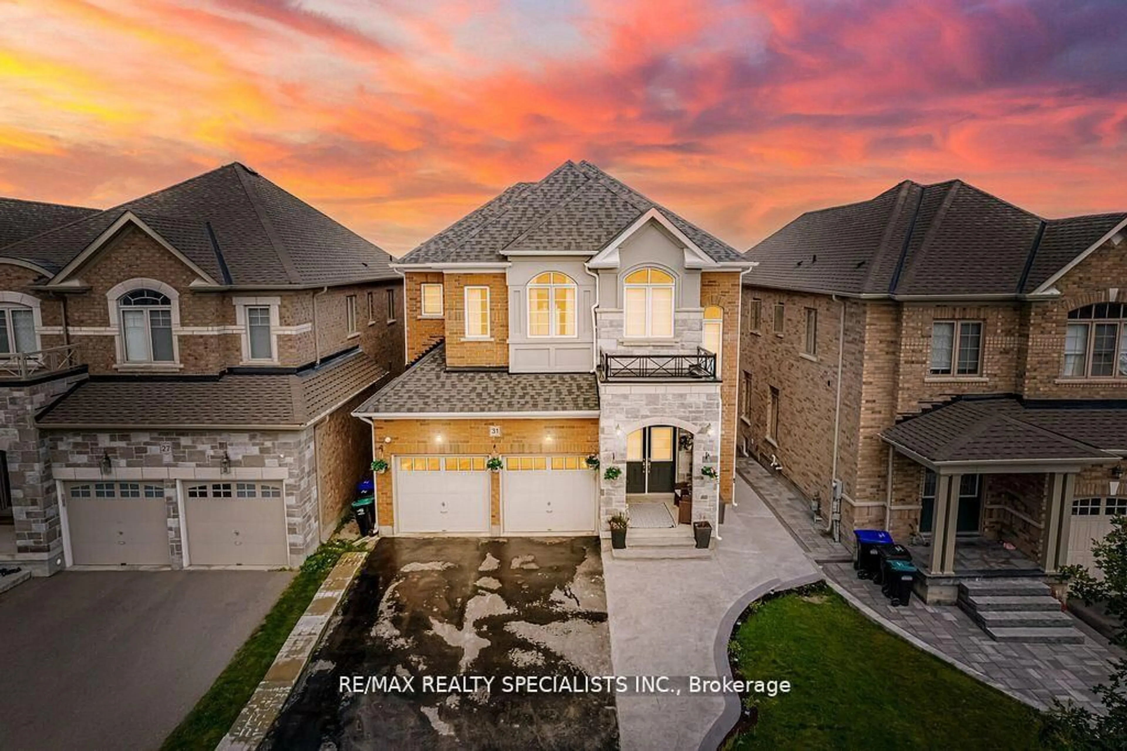 A pic from outside/outdoor area/front of a property/back of a property/a pic from drone, street for 31 Tay Blvd, Bradford West Gwillimbury Ontario L3Z 2A6