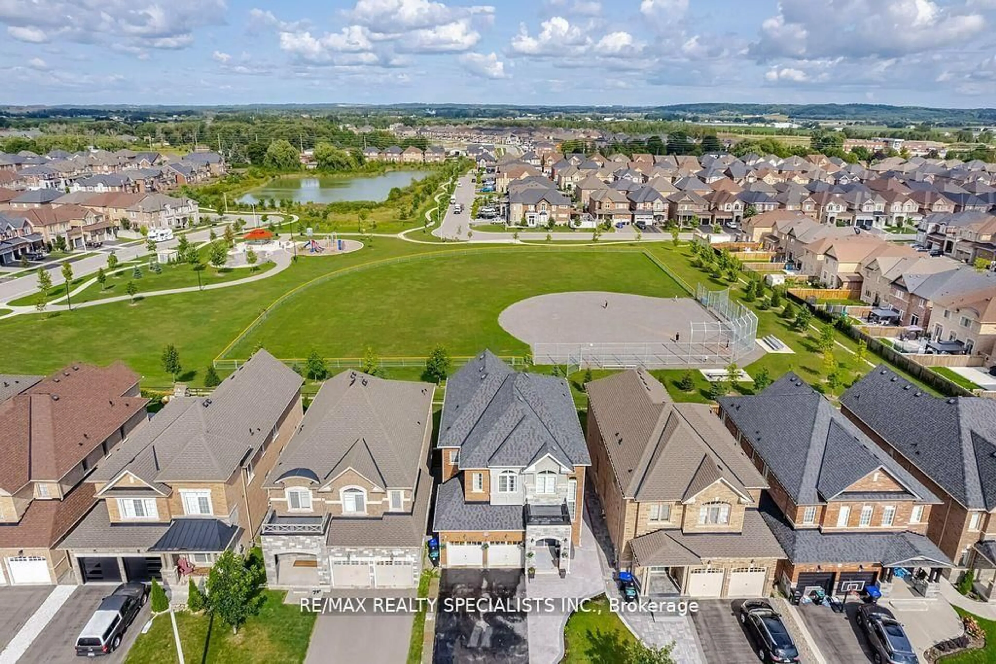 A pic from outside/outdoor area/front of a property/back of a property/a pic from drone, street for 31 Tay Blvd, Bradford West Gwillimbury Ontario L3Z 2A6