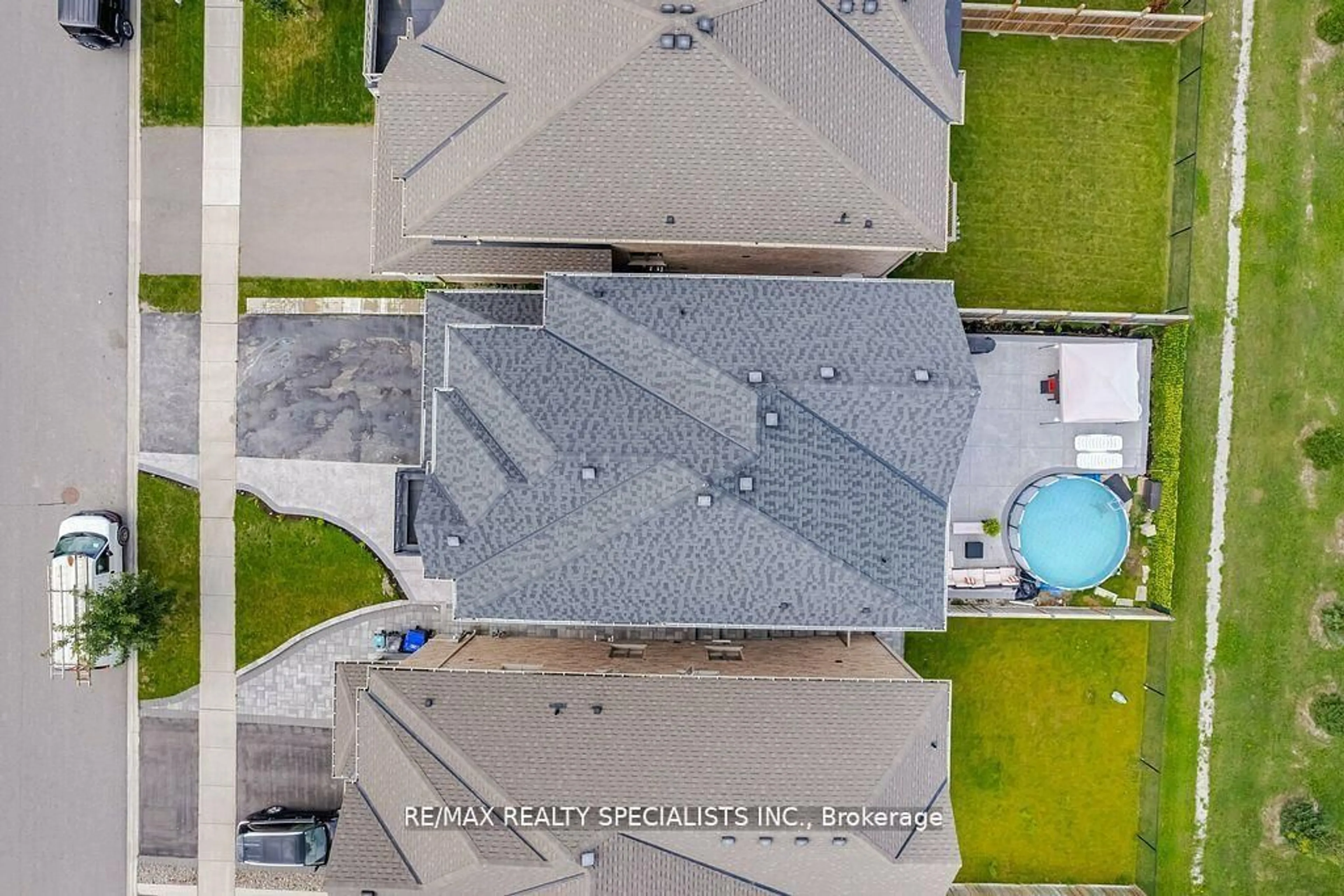 A pic from outside/outdoor area/front of a property/back of a property/a pic from drone, unknown for 31 Tay Blvd, Bradford West Gwillimbury Ontario L3Z 2A6