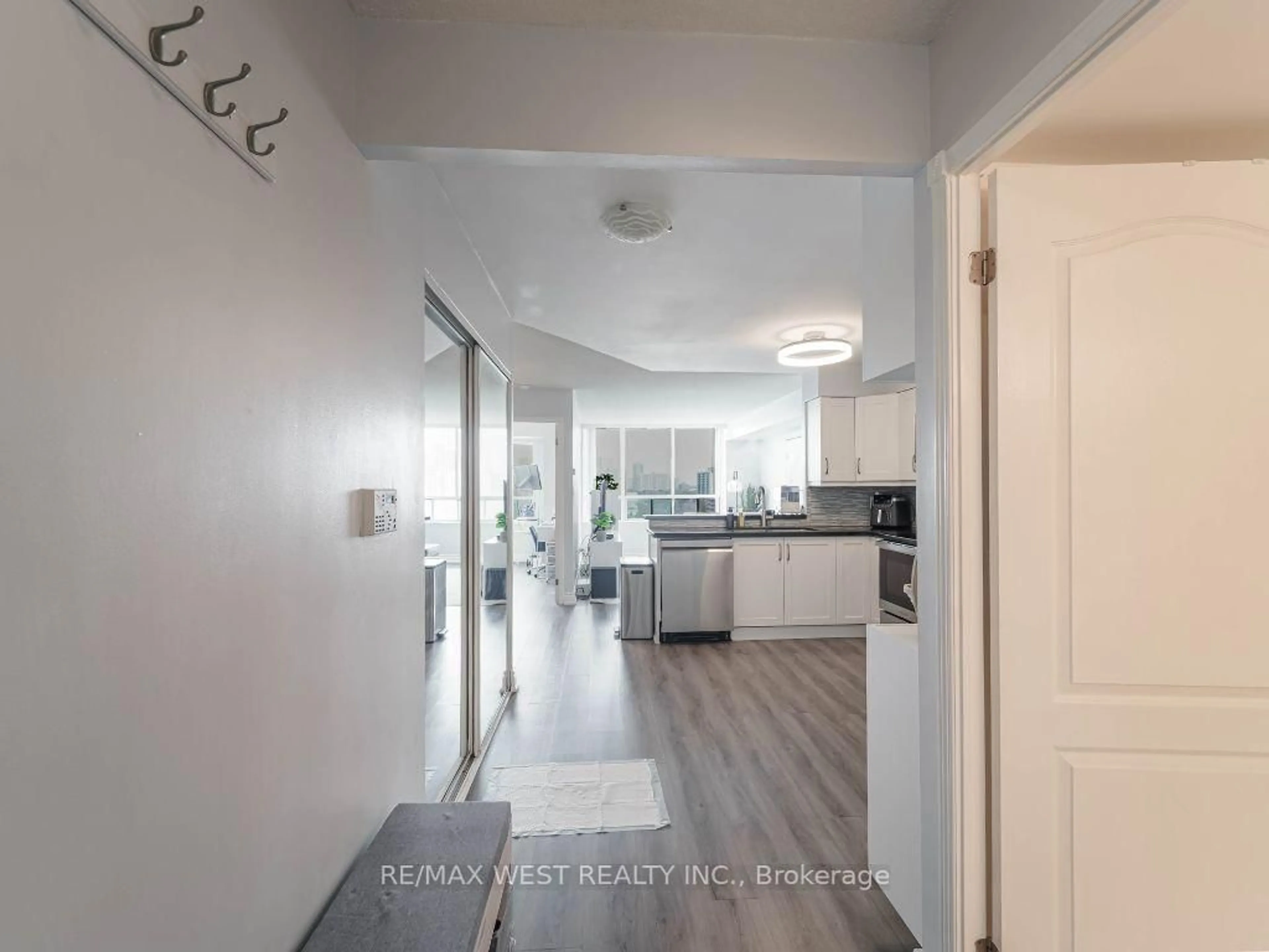 Indoor entryway for 850 Steeles Ave #1001, Vaughan Ontario L4J 8E7