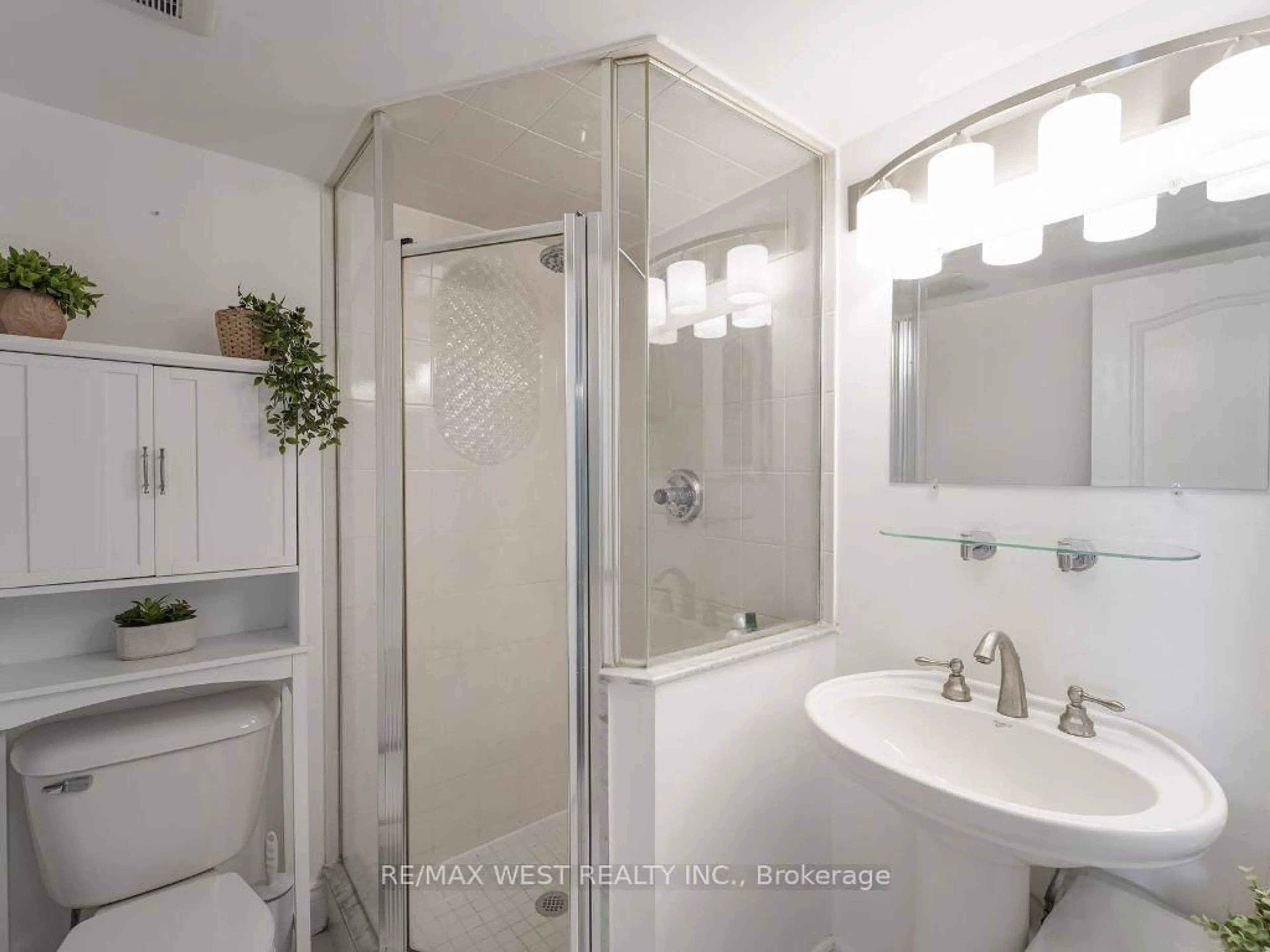 Standard bathroom, ceramic/tile floor for 850 Steeles Ave #1001, Vaughan Ontario L4J 8E7