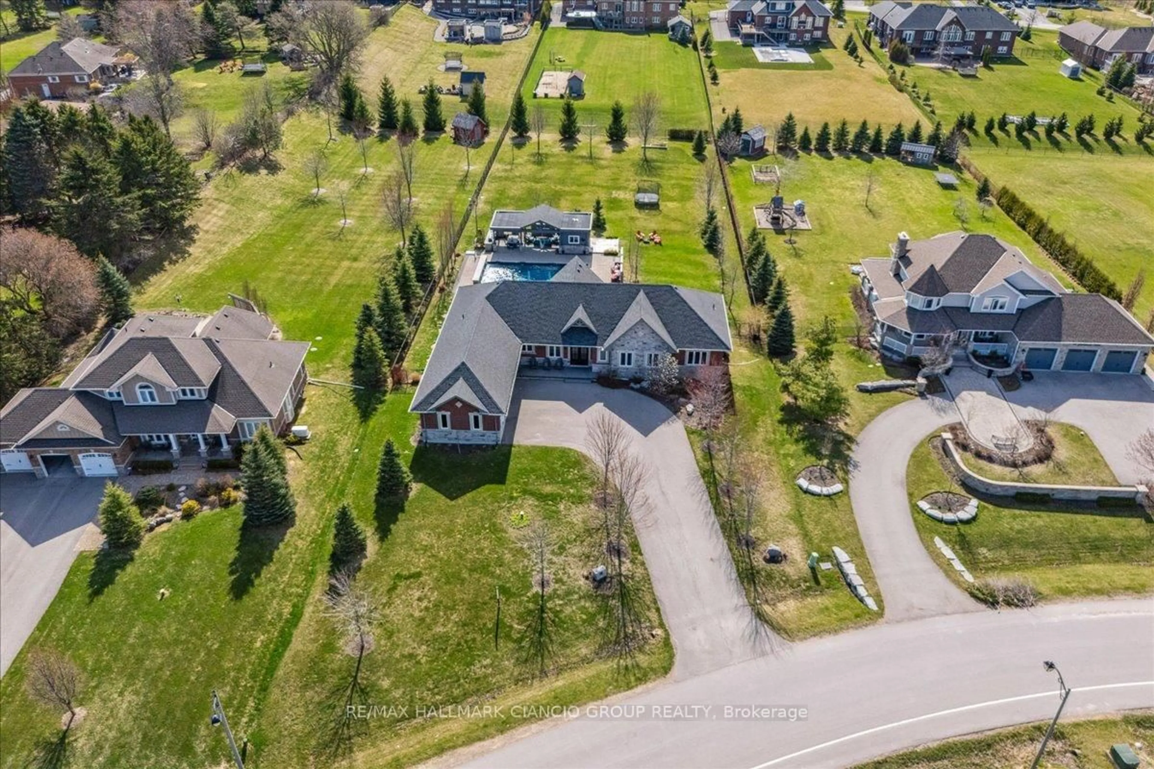 A pic from outside/outdoor area/front of a property/back of a property/a pic from drone, street for 16 Goodwood St, Uxbridge Ontario L0C 1A0