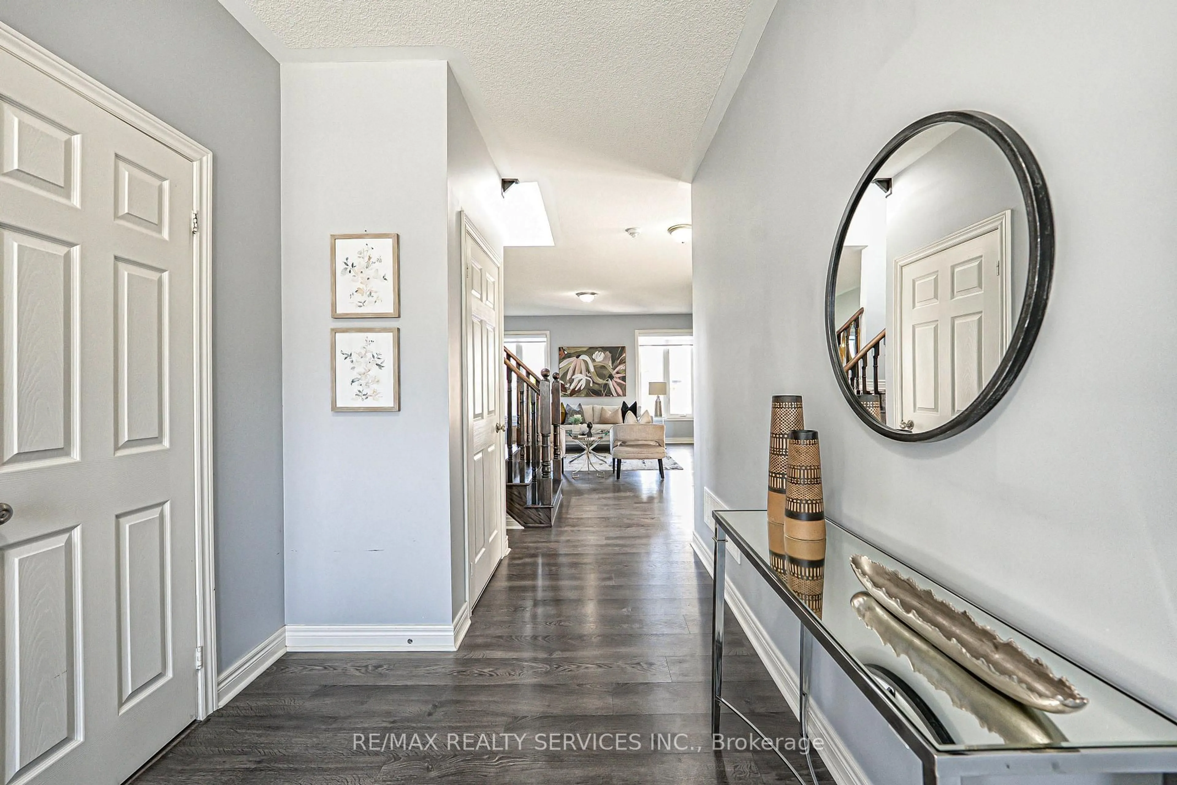 Indoor entryway for 10 Mccabe Lane, New Tecumseth Ontario L0G 1W0