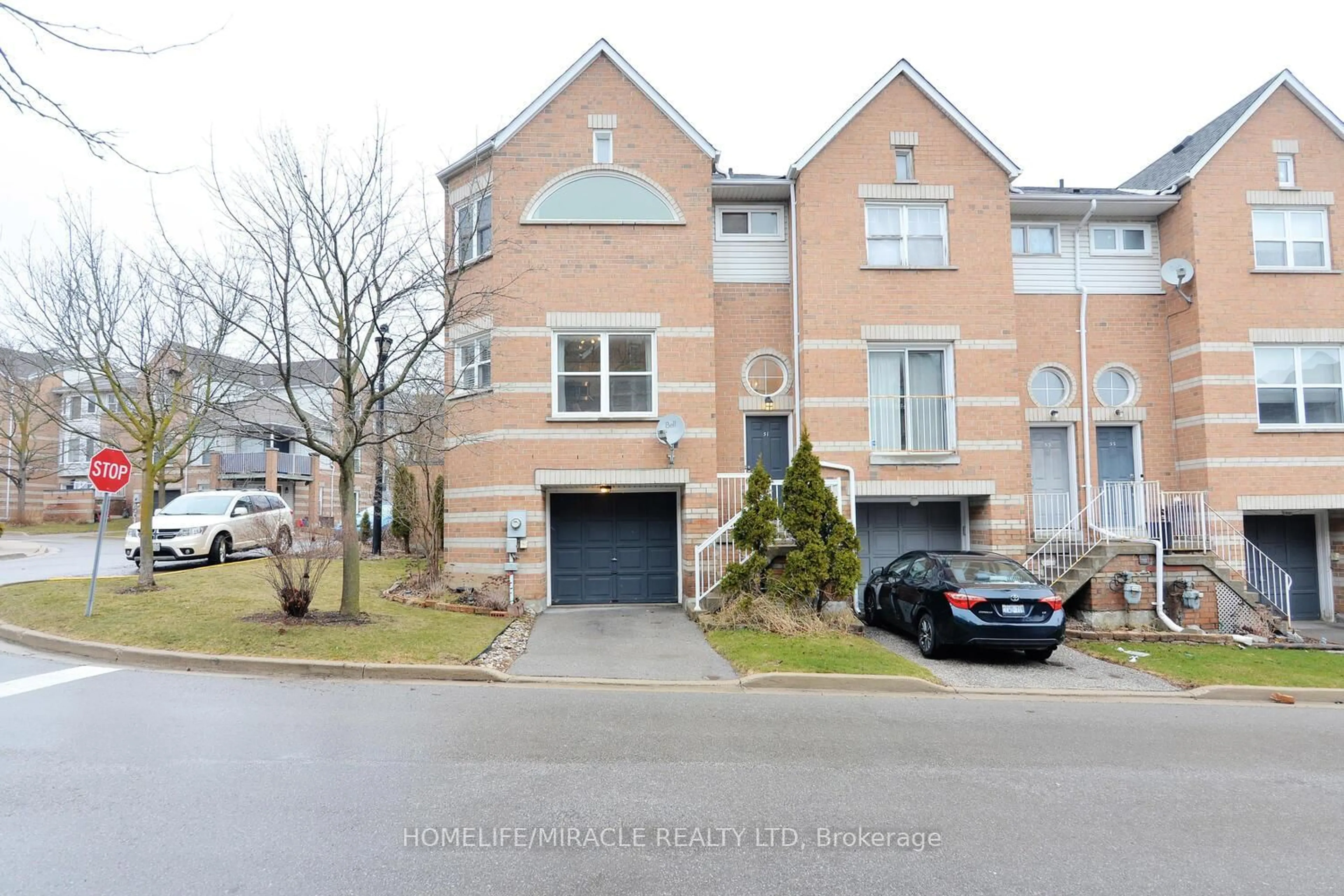 A pic from outside/outdoor area/front of a property/back of a property/a pic from drone, street for 51 Brandy Lane Way, Newmarket Ontario L3Y 8P7