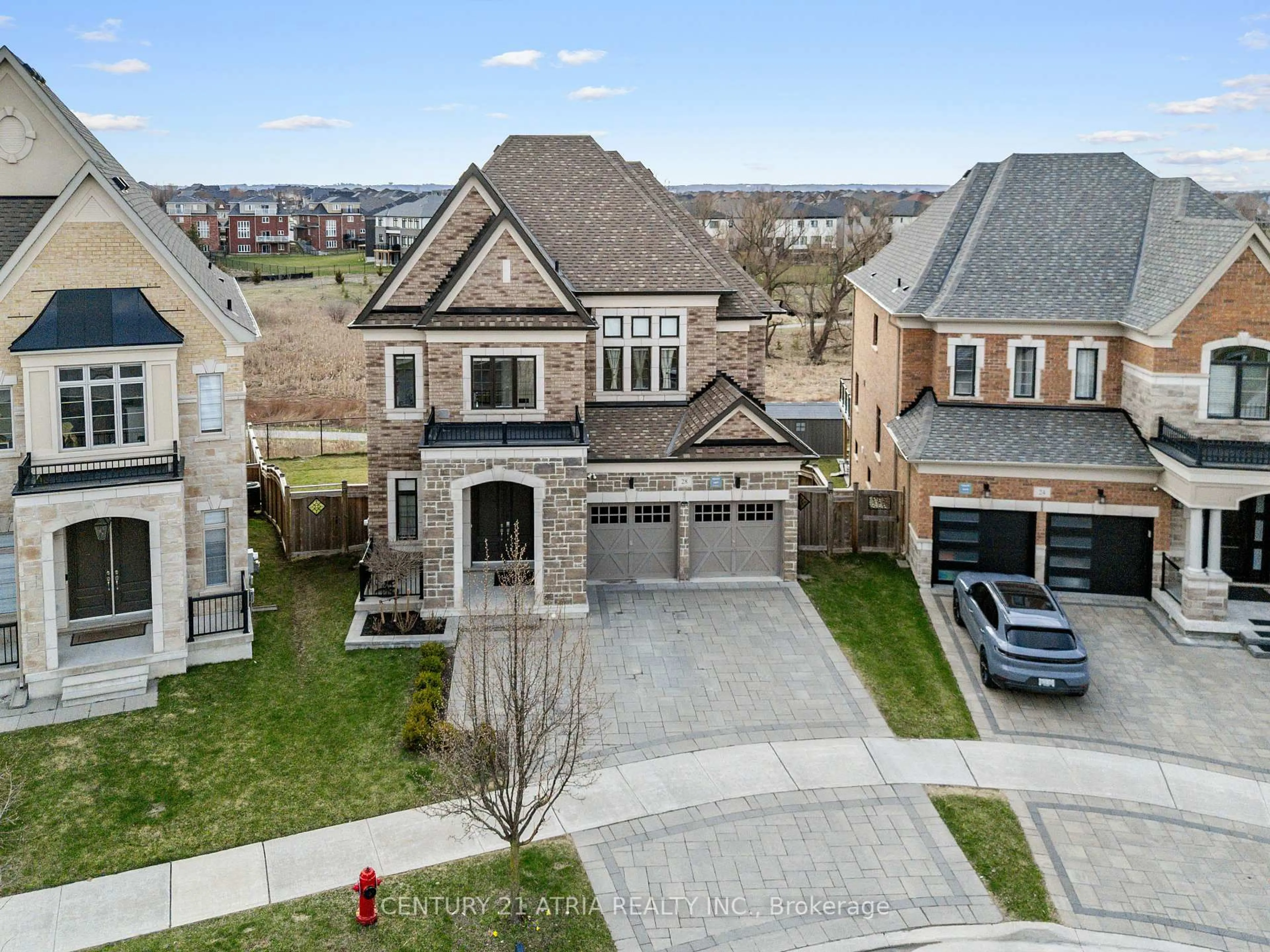 A pic from outside/outdoor area/front of a property/back of a property/a pic from drone, street for 28 Hamster Cres, Aurora Ontario L4G 3G7