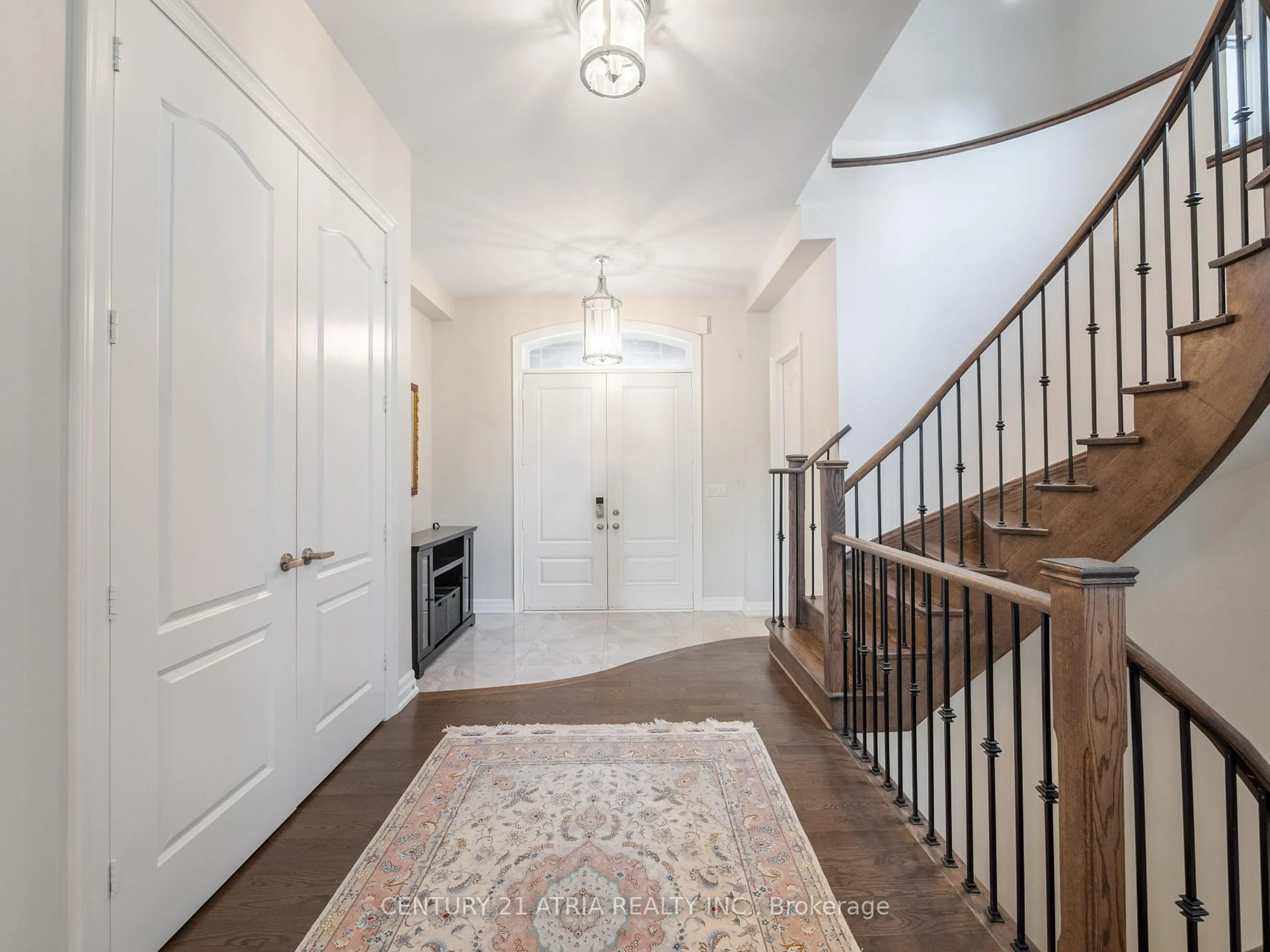 Indoor foyer for 28 Hamster Cres, Aurora Ontario L4G 3G7