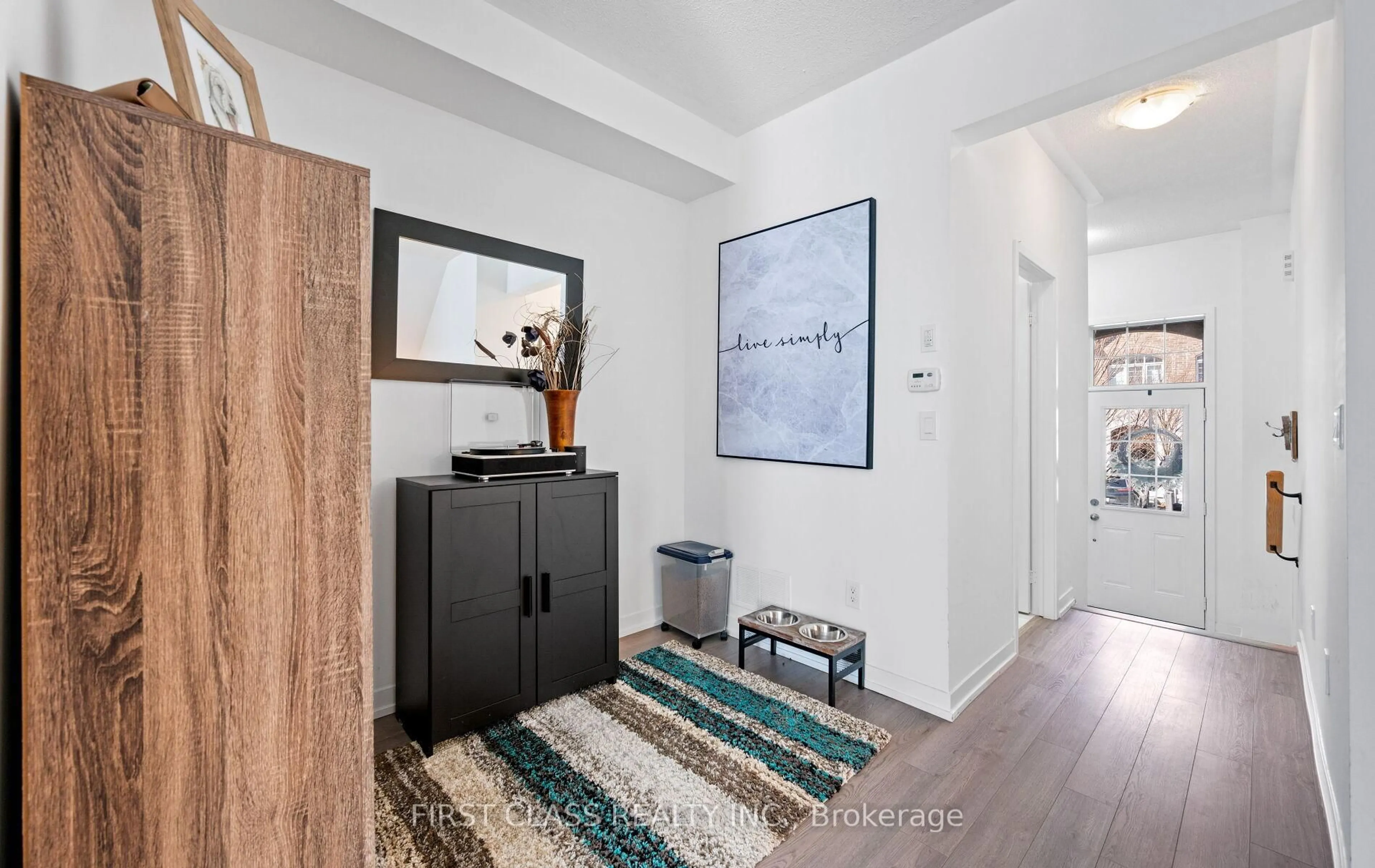 Indoor entryway for 107 Knott End Cres, Newmarket Ontario L3Y 0E4