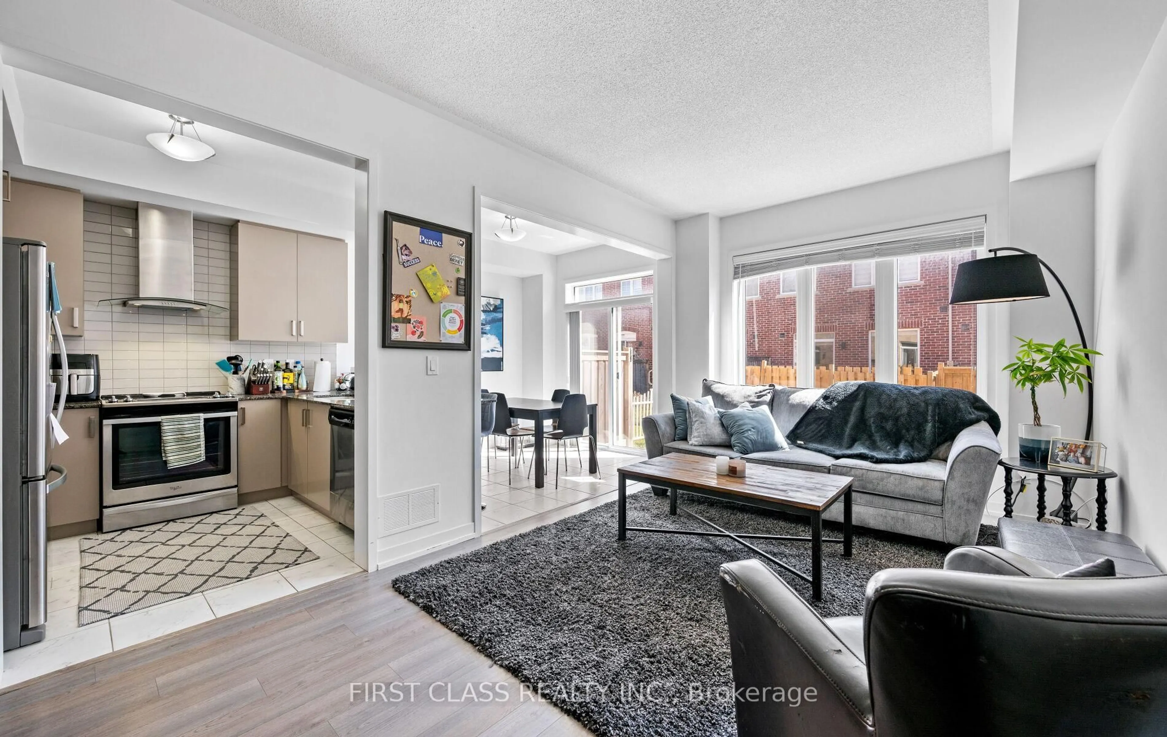 Living room with furniture, unknown for 107 Knott End Cres, Newmarket Ontario L3Y 0E4