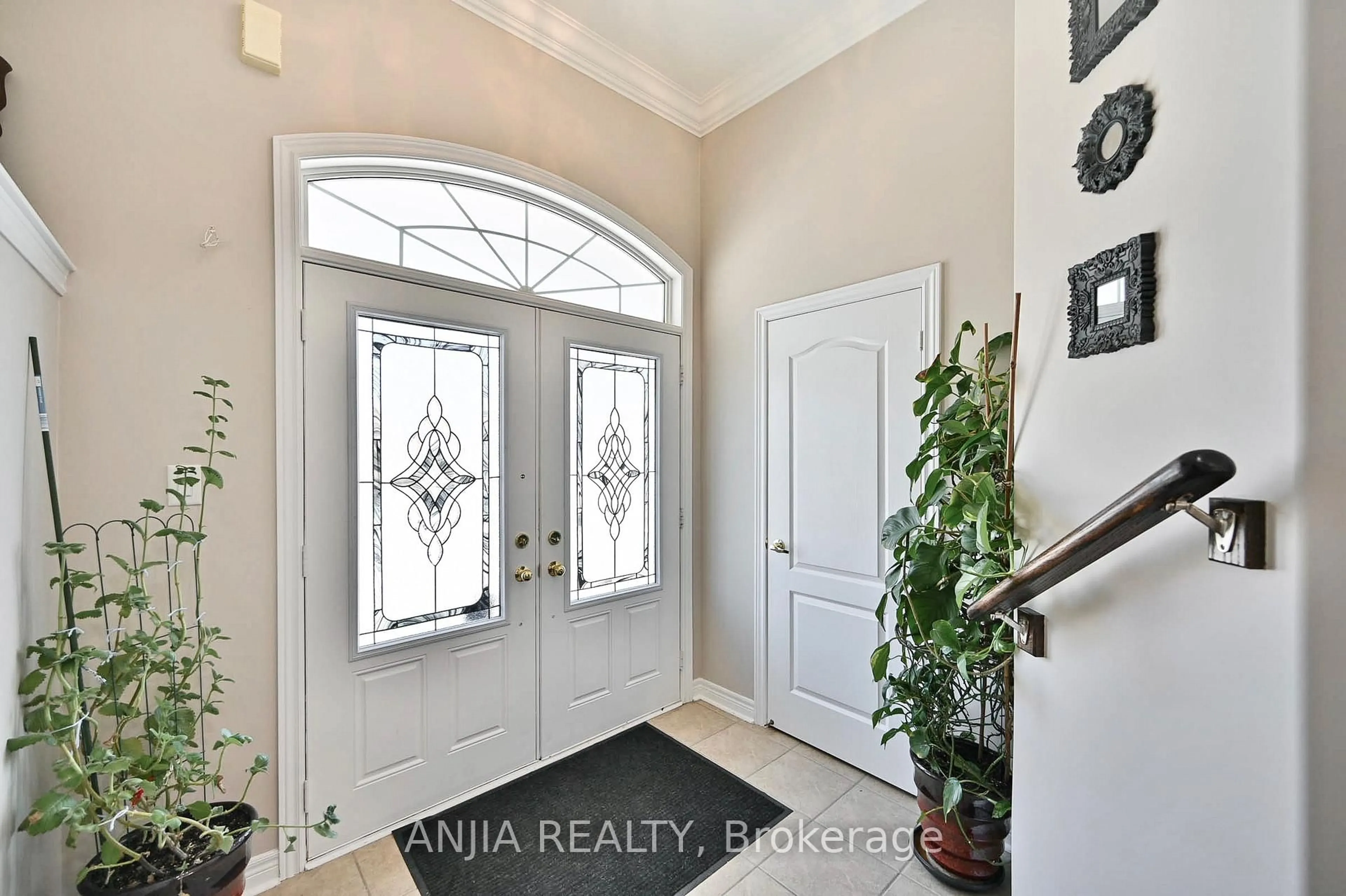 Indoor entryway for 42 Grayleaf Dr, Whitchurch-Stouffville Ontario L4A 1S8