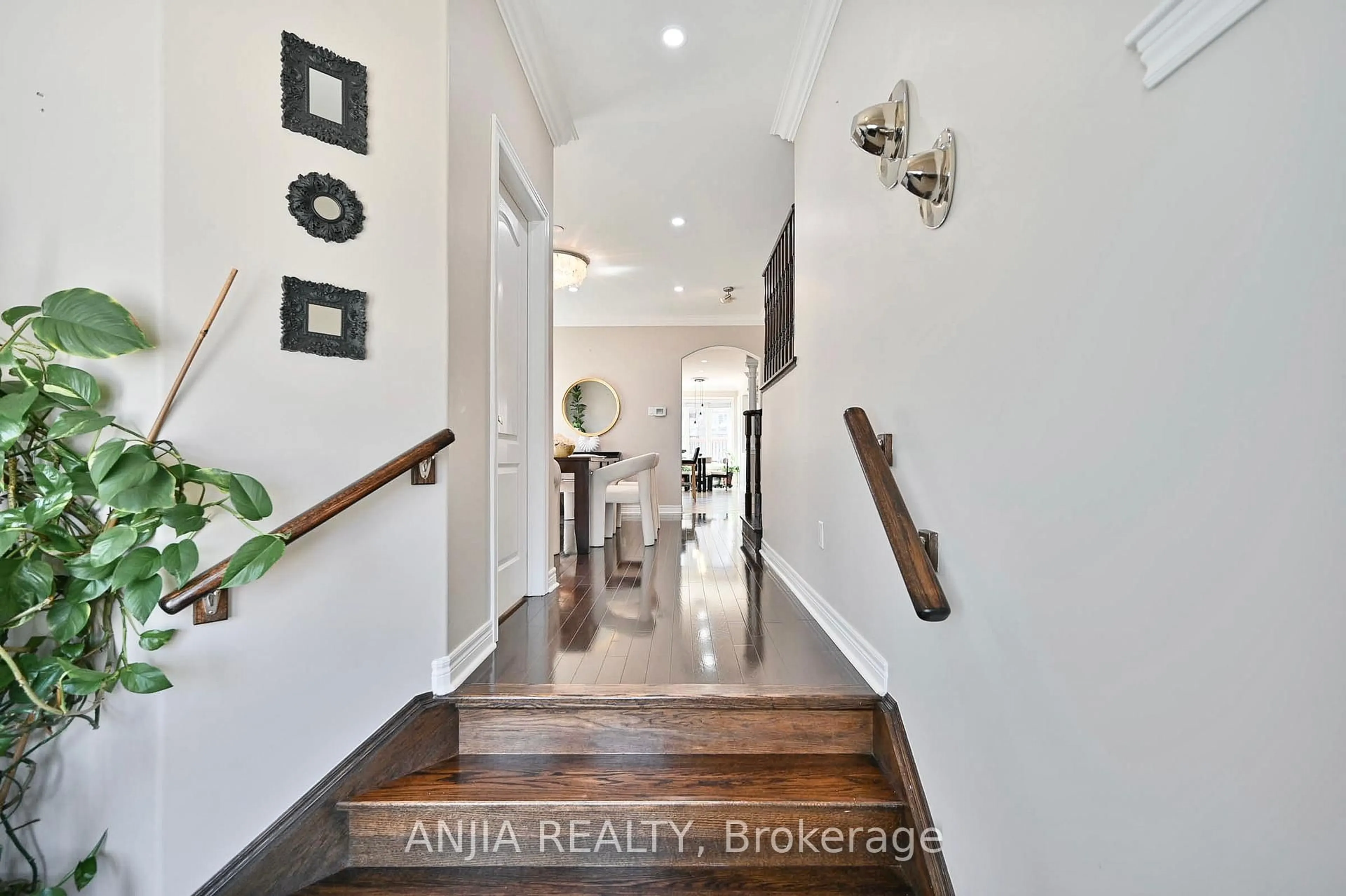 Indoor entryway for 42 Grayleaf Dr, Whitchurch-Stouffville Ontario L4A 1S8