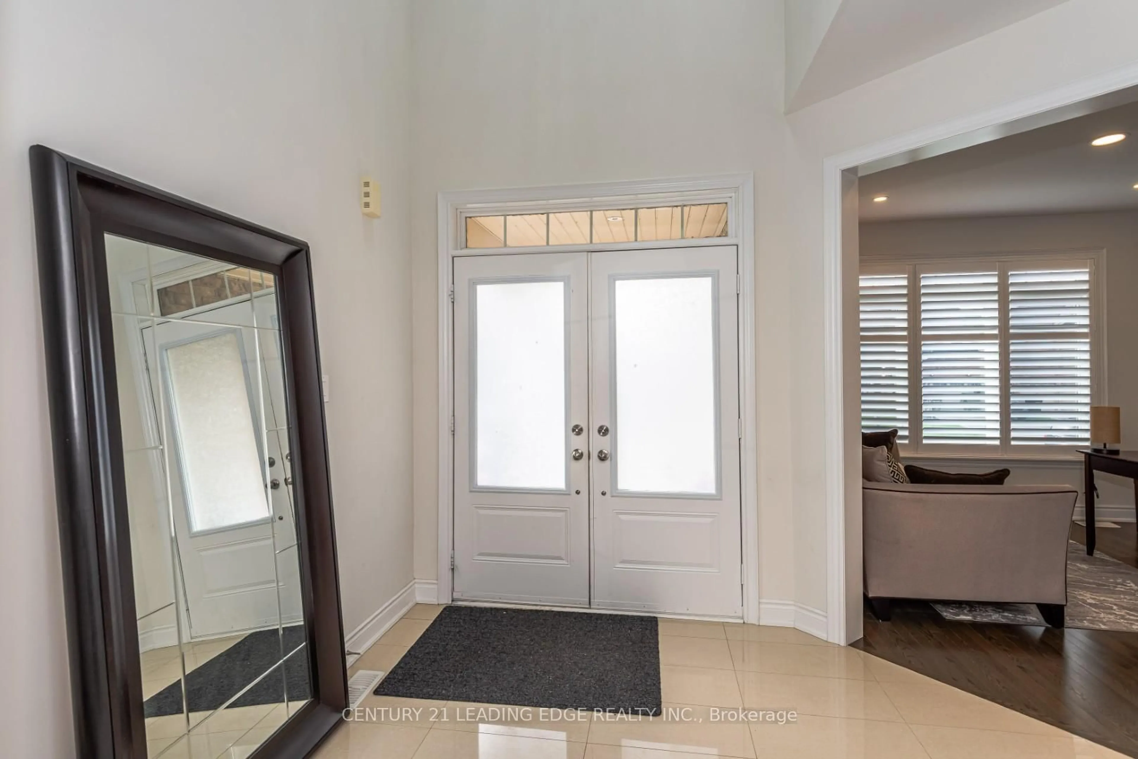 Indoor entryway for 14 W Dykie Crt, Bradford West Gwillimbury Ontario L3Z 0Y1