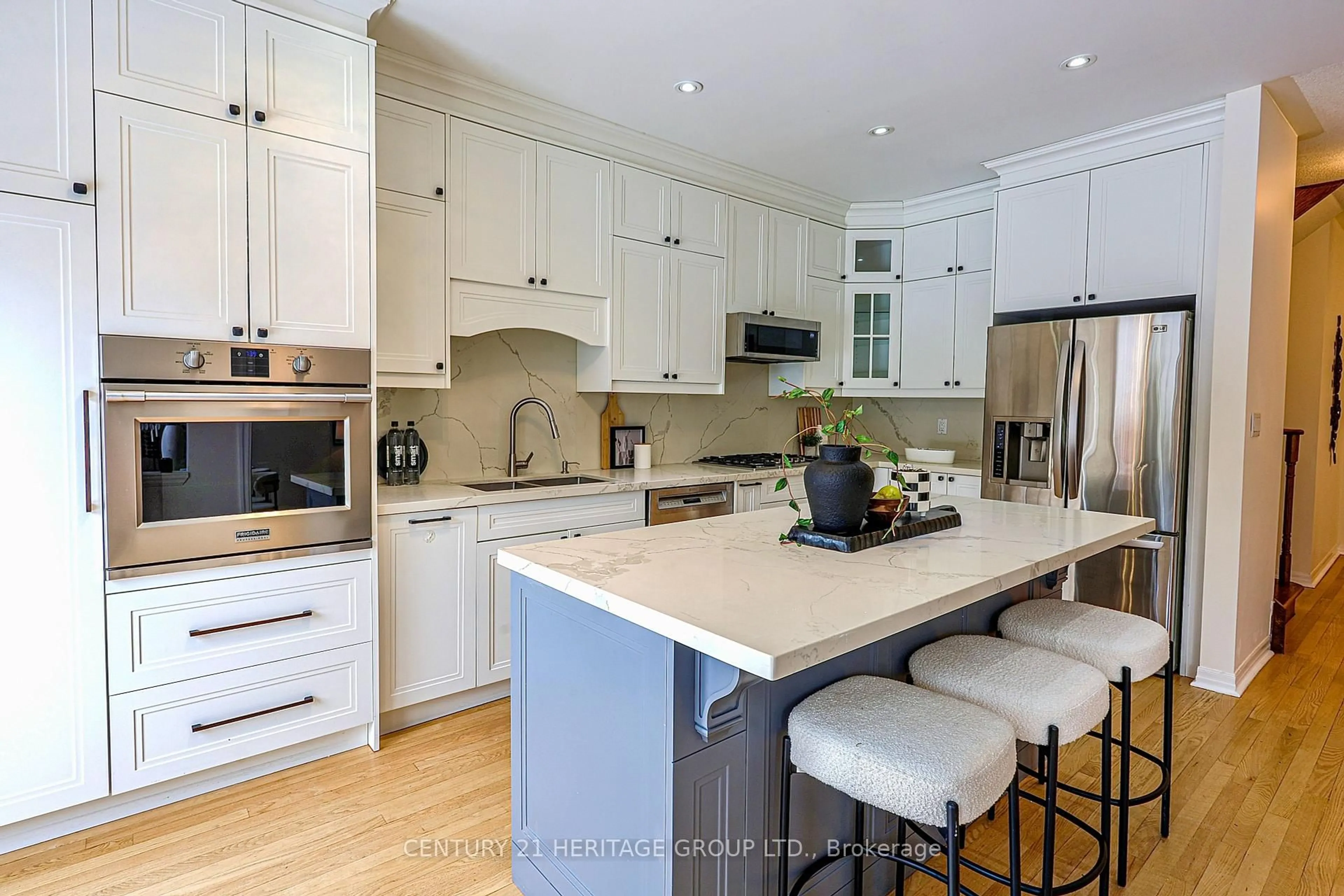 Open concept kitchen, unknown for 9 Headwater Cres, Richmond Hill Ontario L4E 4G1