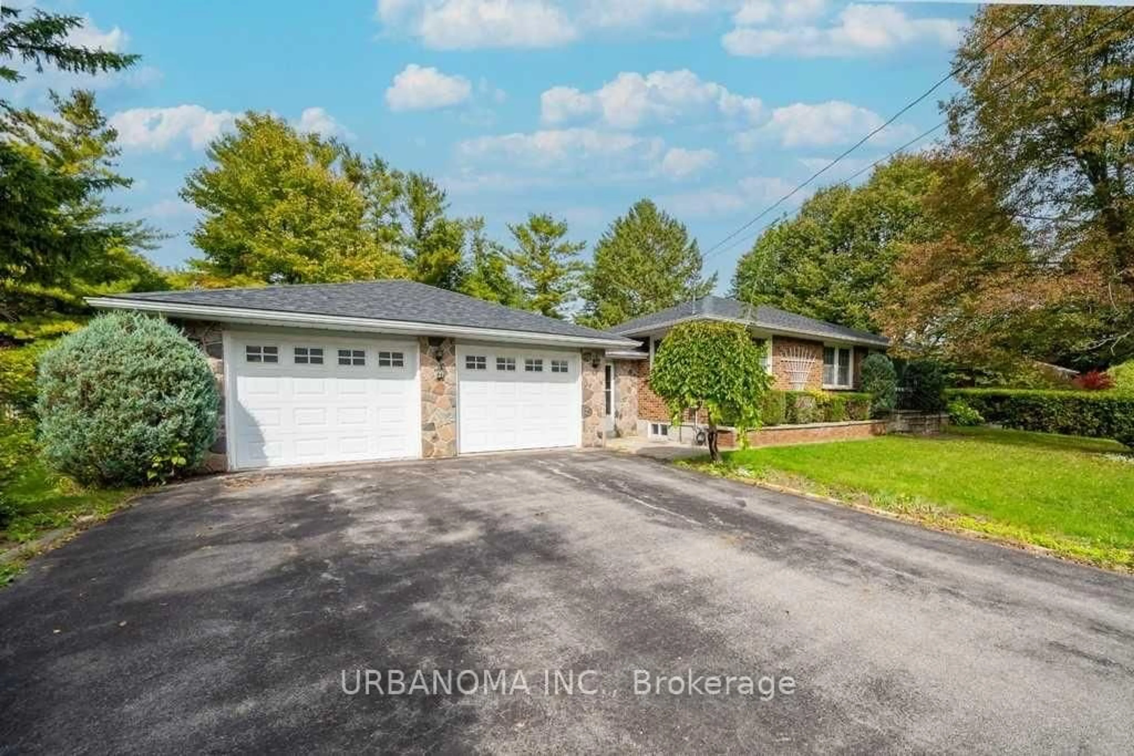 A pic from outside/outdoor area/front of a property/back of a property/a pic from drone, street for 44 Princess St, East Gwillimbury Ontario L0G 1M0
