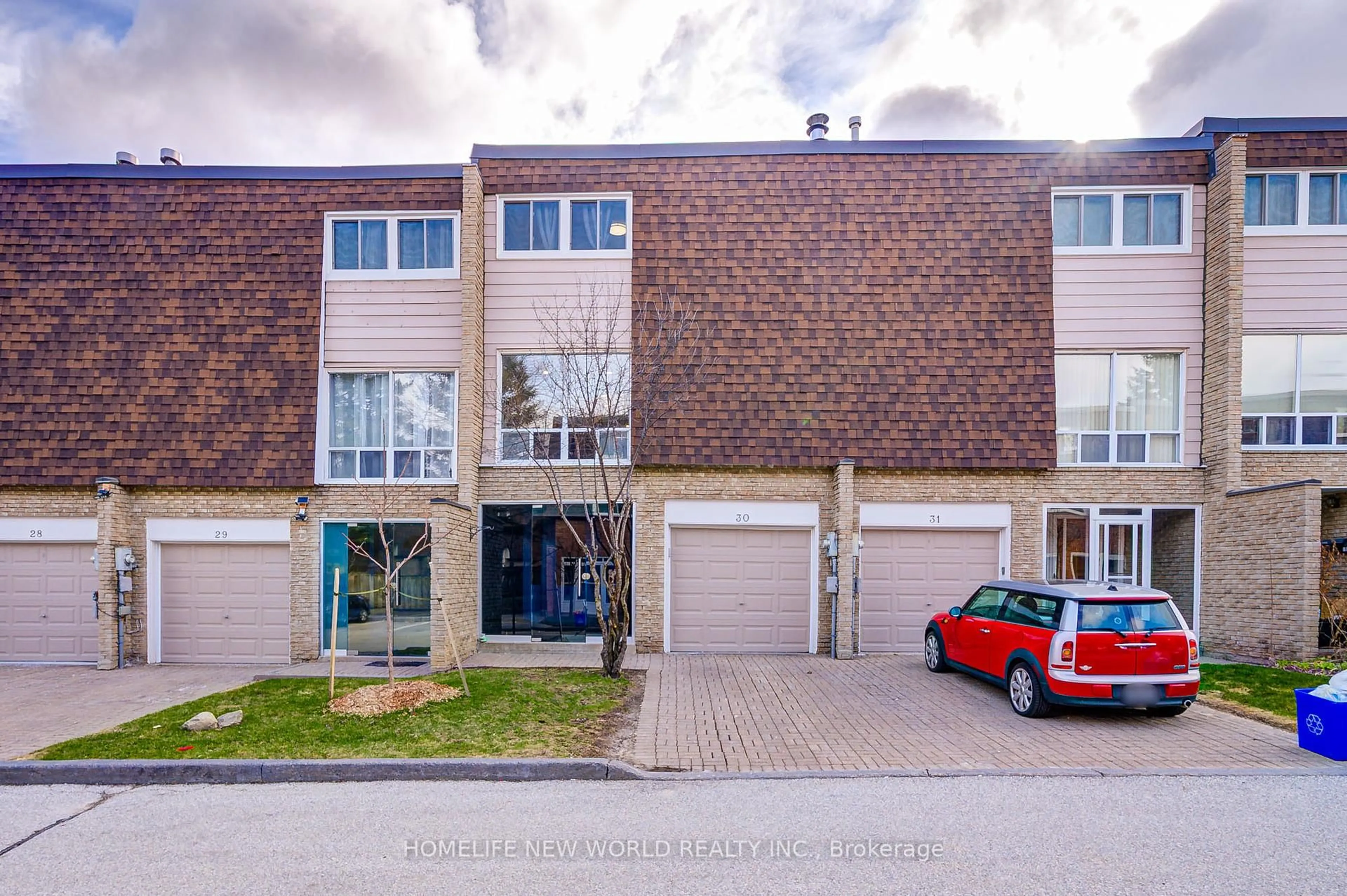 A pic from outside/outdoor area/front of a property/back of a property/a pic from drone, street for 653 Village Pkwy #30, Markham Ontario L3R 2R2
